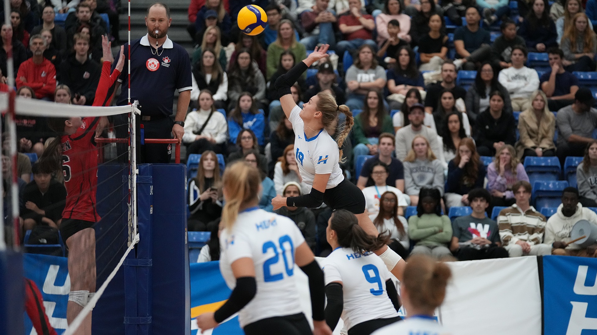 Women's volleyball drops fourset decision to Wesmen on opening night
