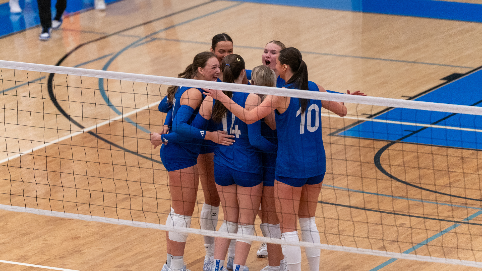 Womens volleyball vs Brandon - team huddle after a point