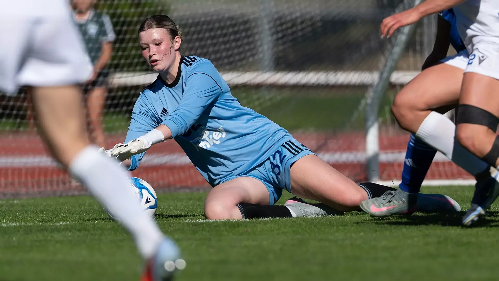 Jill Varney makes a diving save against the Victoria Vikes