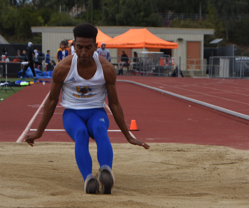 Women's 4x200 Relay Sets School Record, Highlanders Take 3rd as Hosts