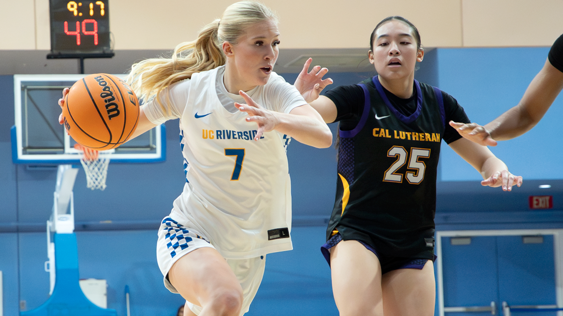 Hanna Wickstrom drives to the bucket vs Cal Lutheran