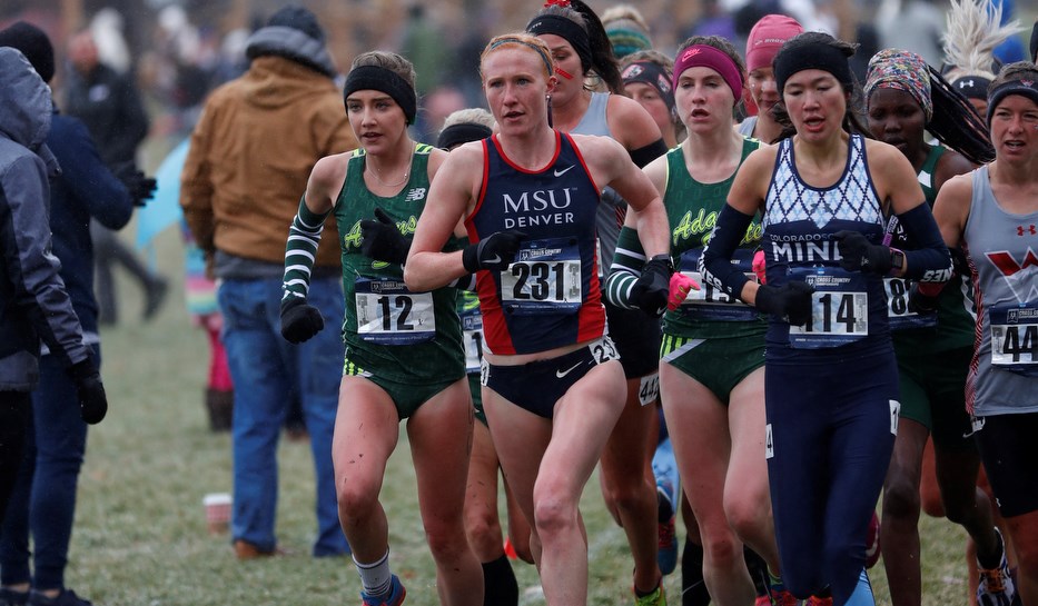 Sabrina Rautter leading a pack of runners