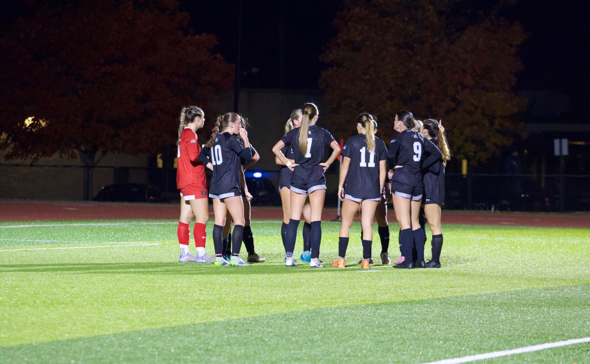 WSOC huddle after opponent goal