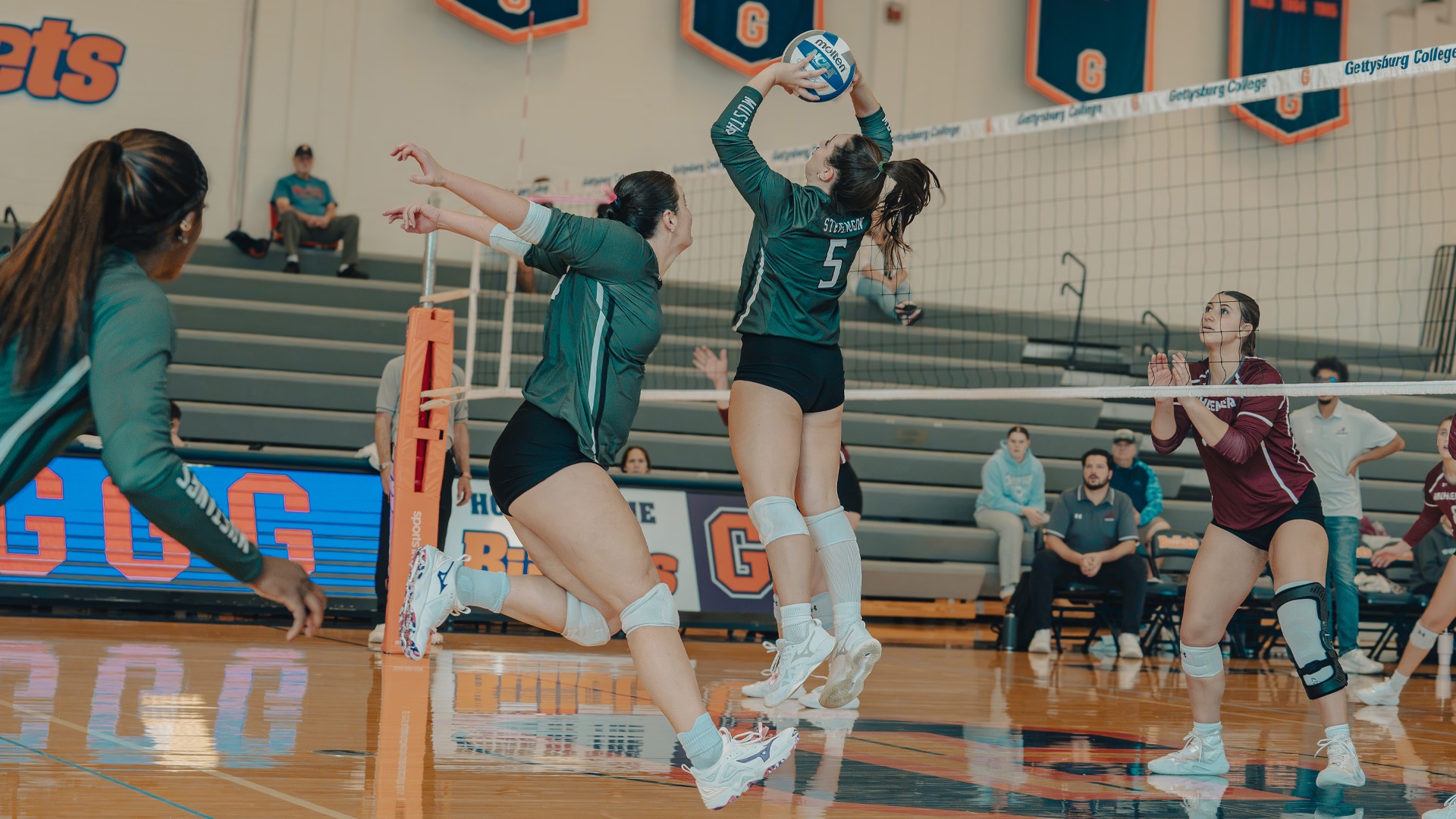 Fouse setting up Hornickle for the Kill at the top of the net