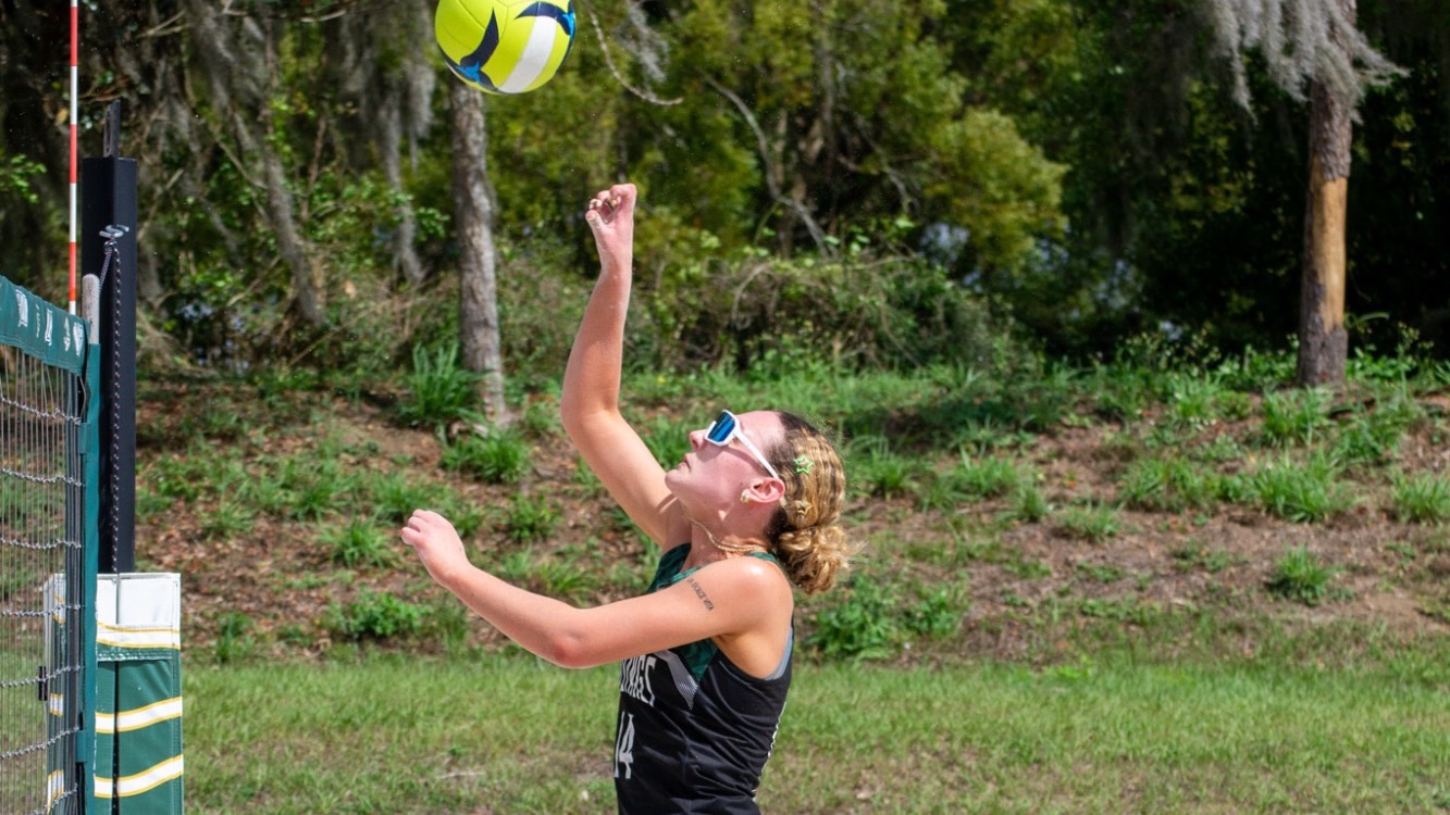 Viglietta going up for the kill