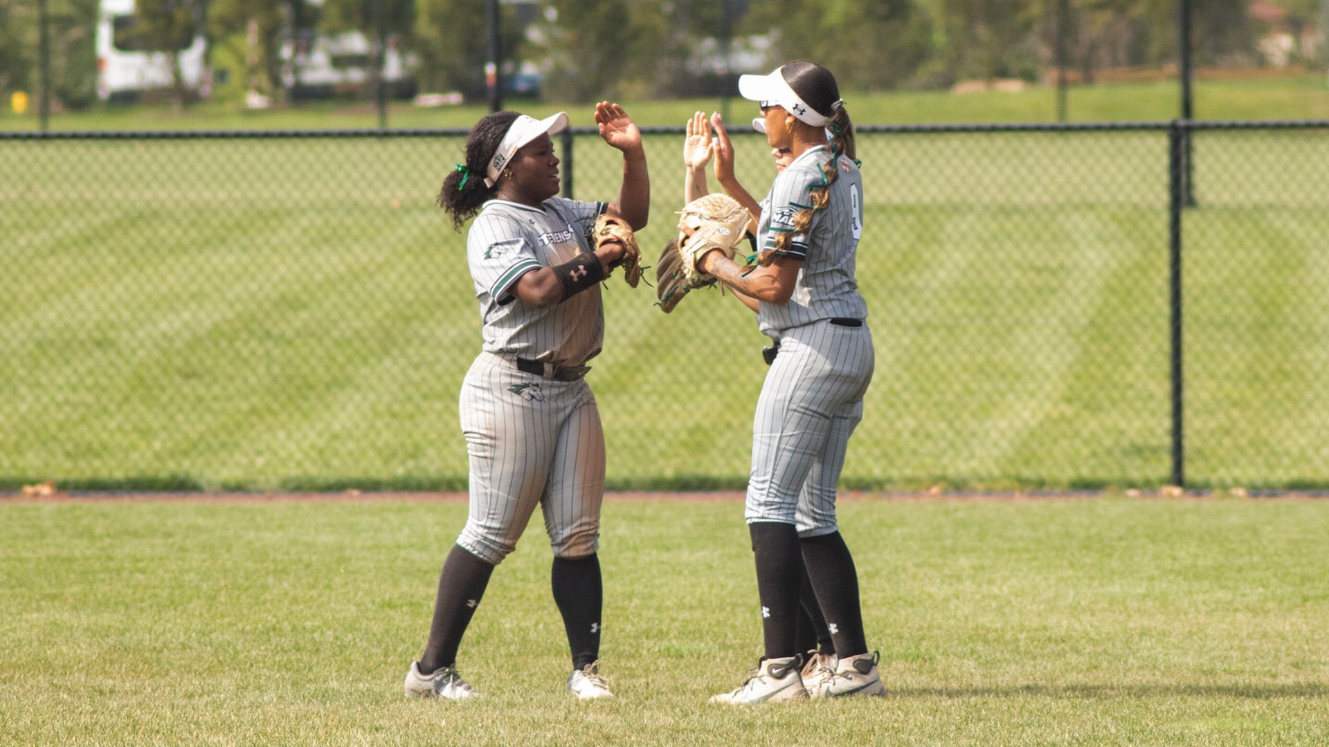 2026 outfield huddling and giving high-fives before they play the inning