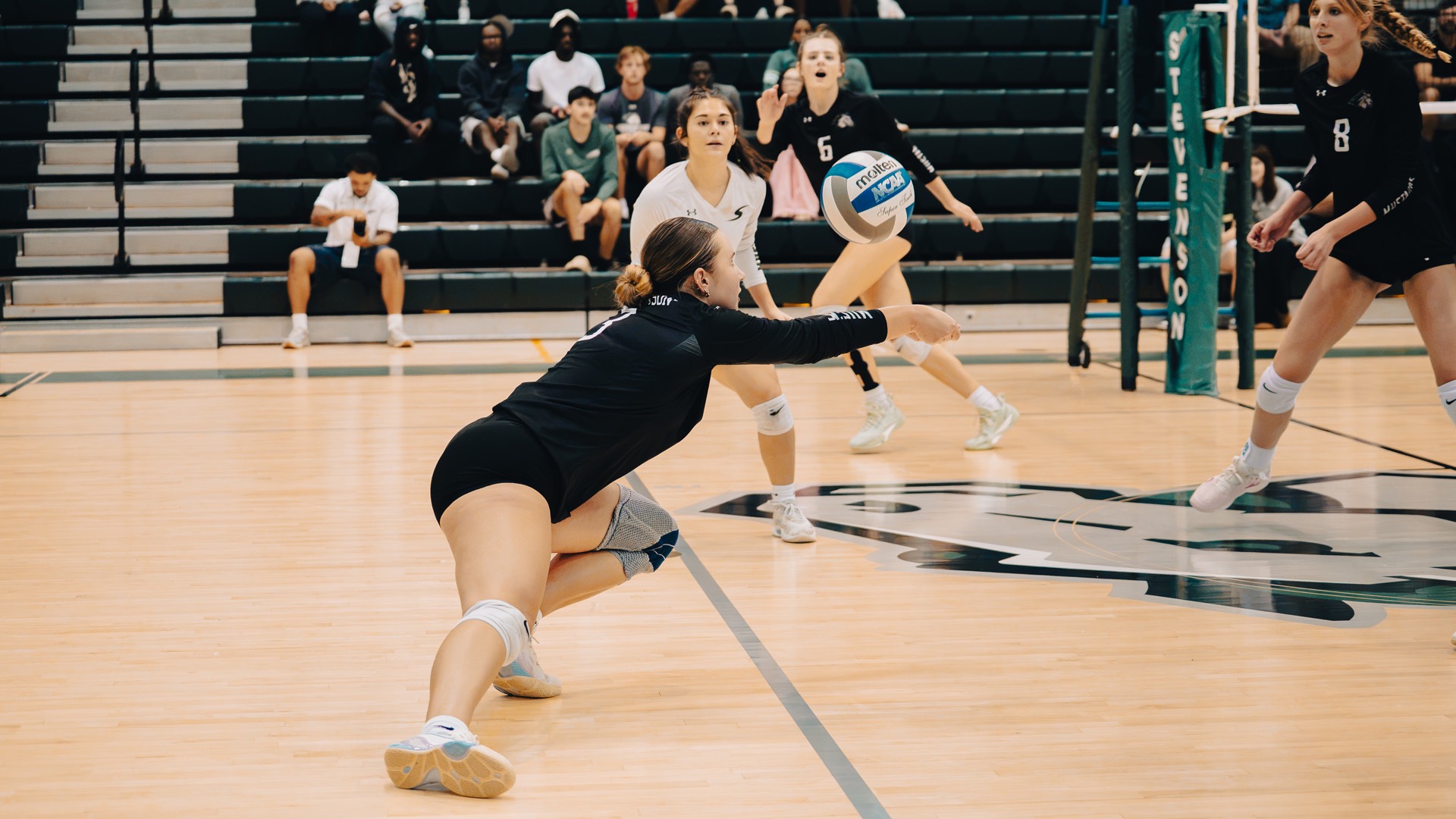 Autumn Henry reaching for a Dig