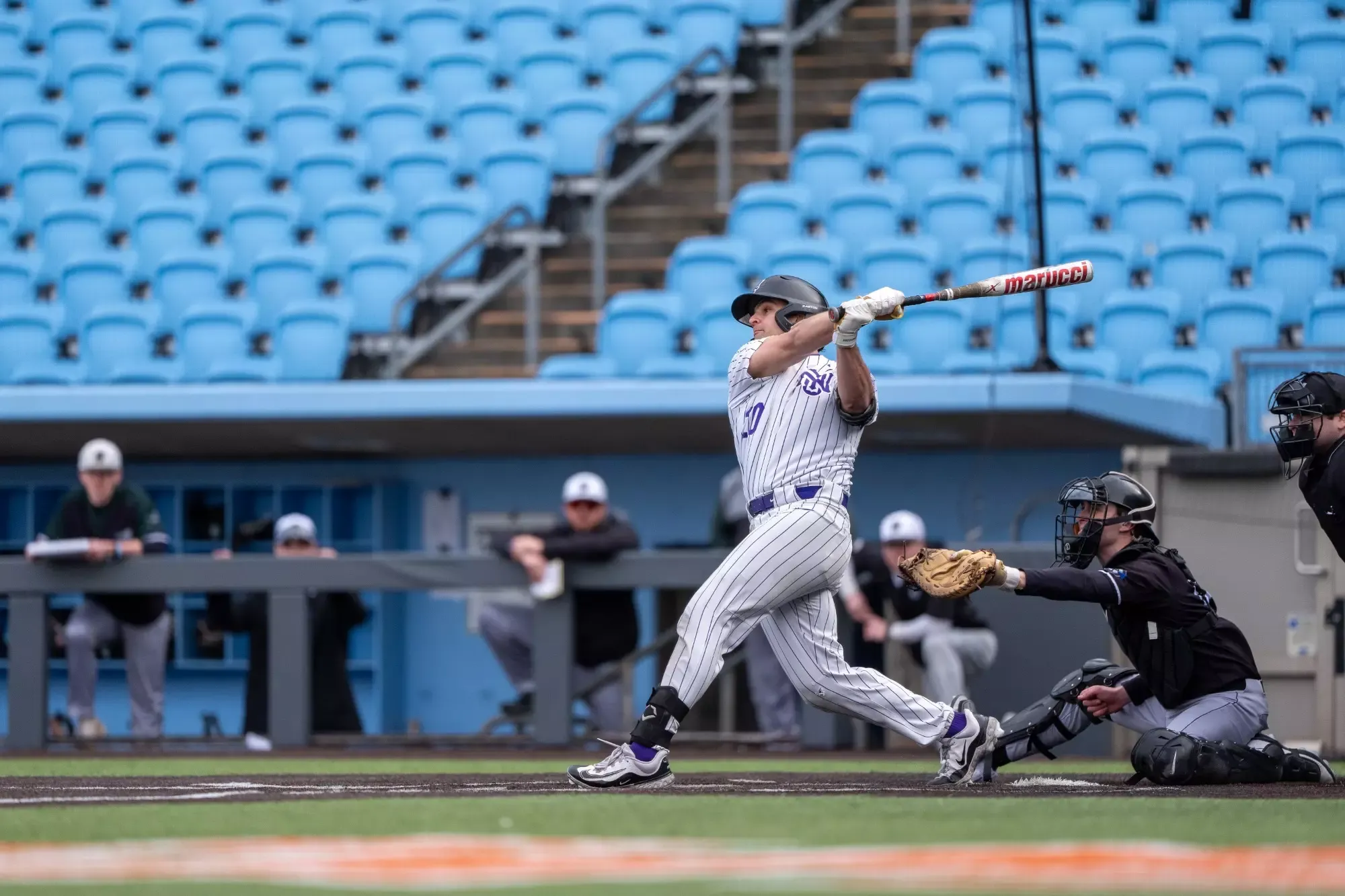 Kosta Mocklis swinging