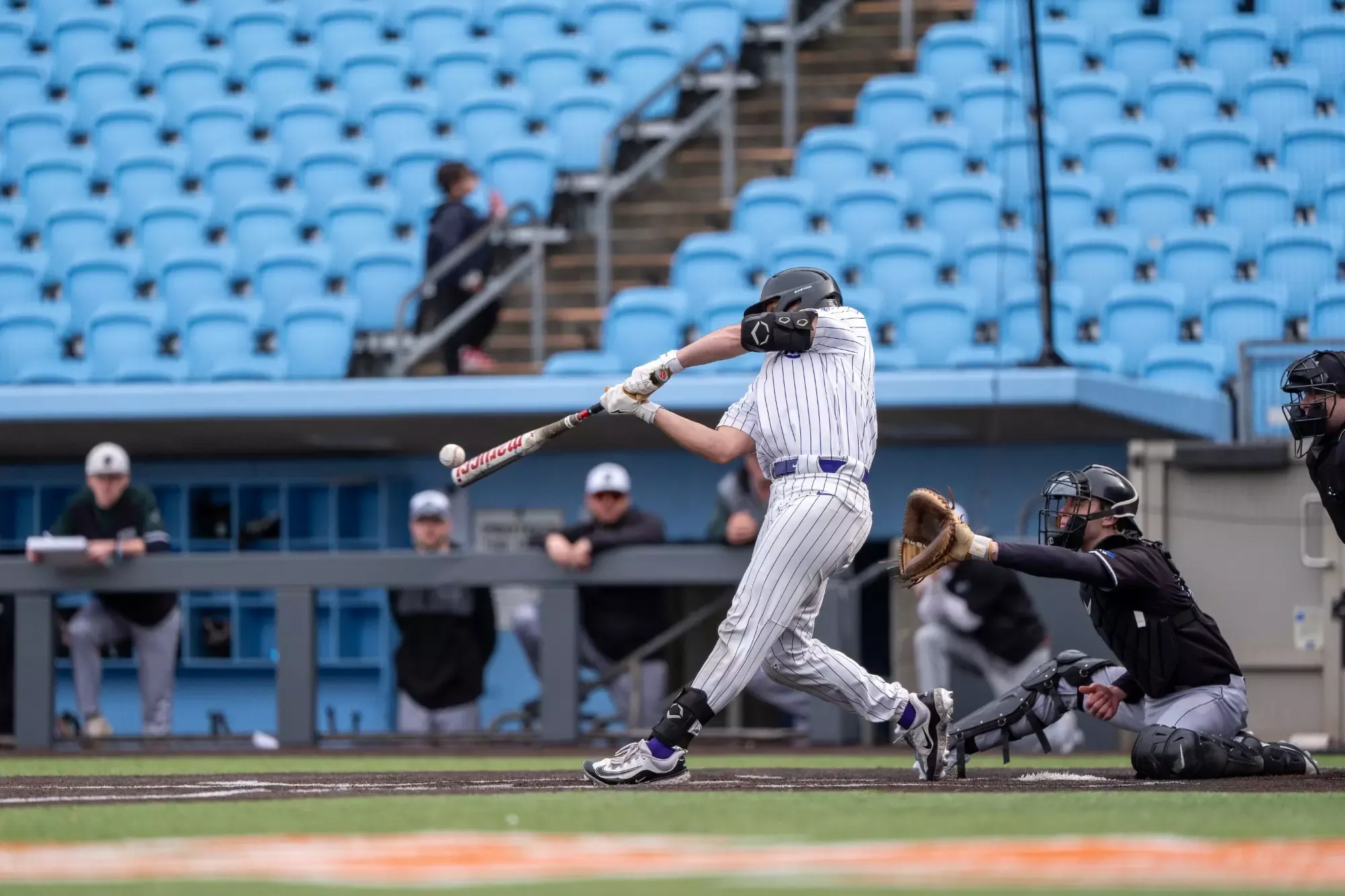 Kosta Mocklis swinging