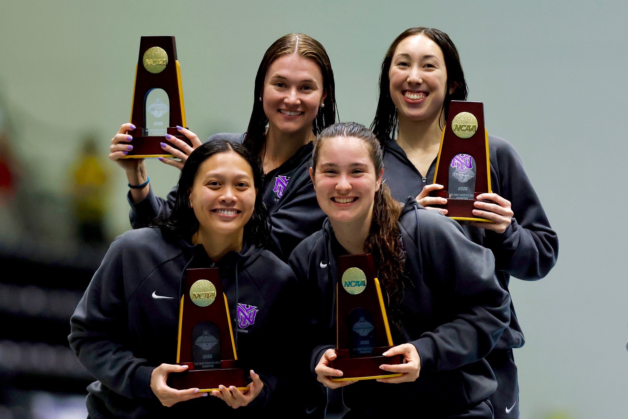 Women's 800 Relay Win