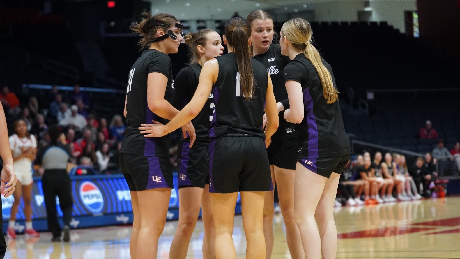 WBB team huddle at Dayton