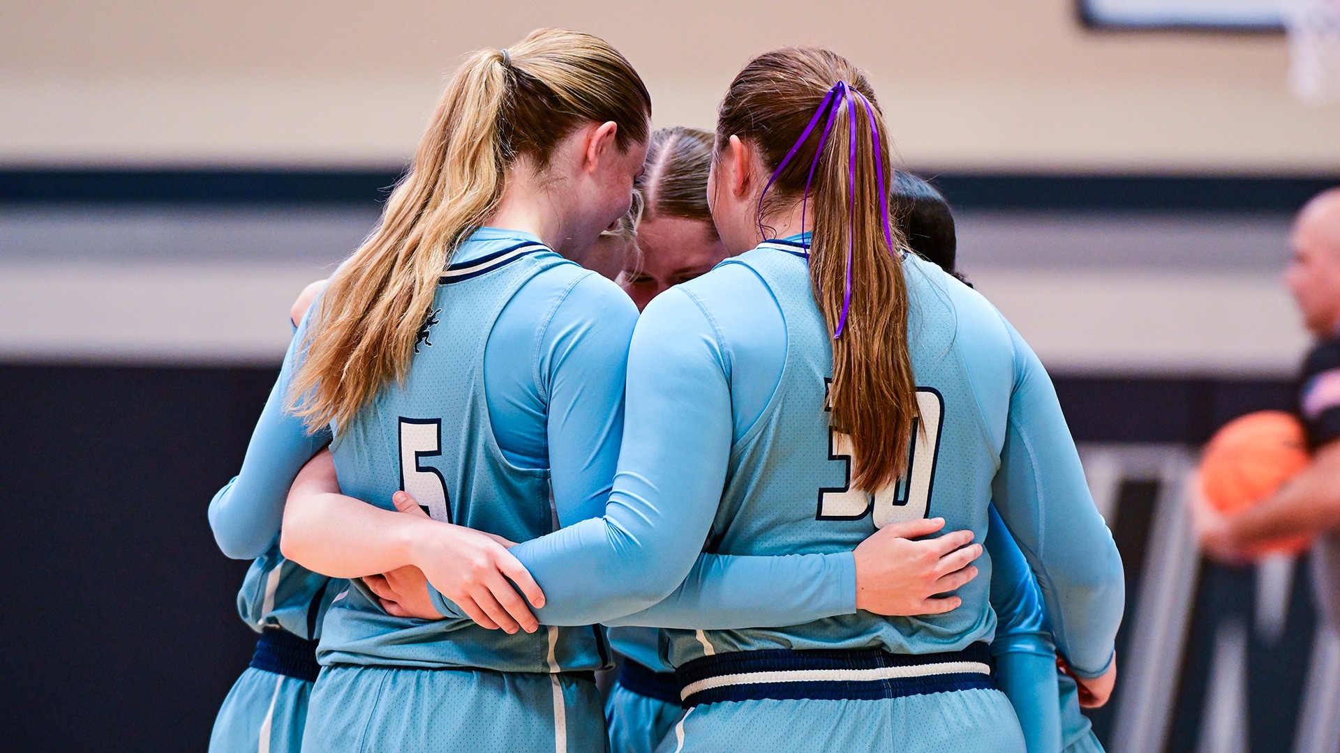 WBB2526_BOW-KS_Huddle1_web