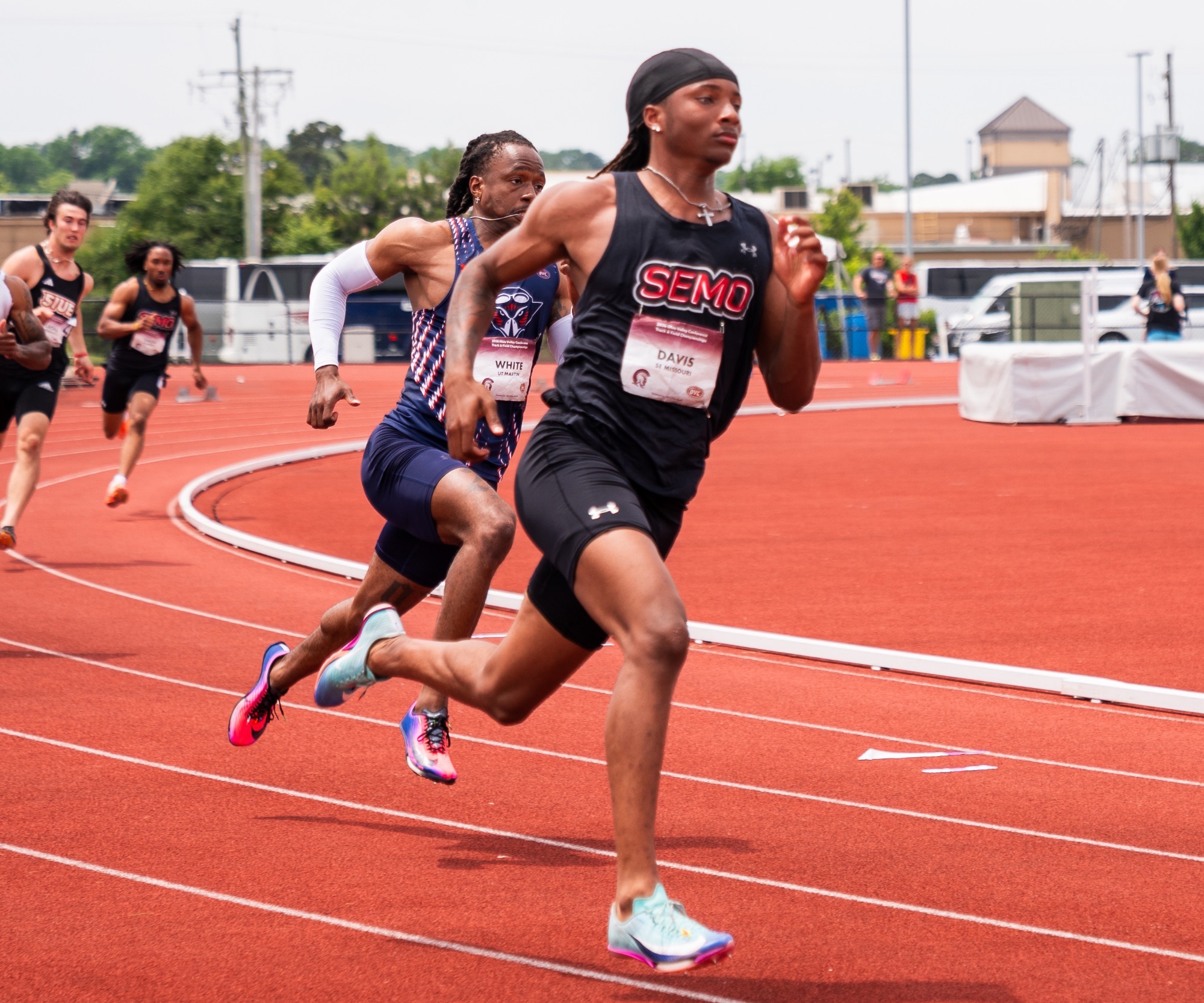 Jonas Davis turning the corner in the 400m dash