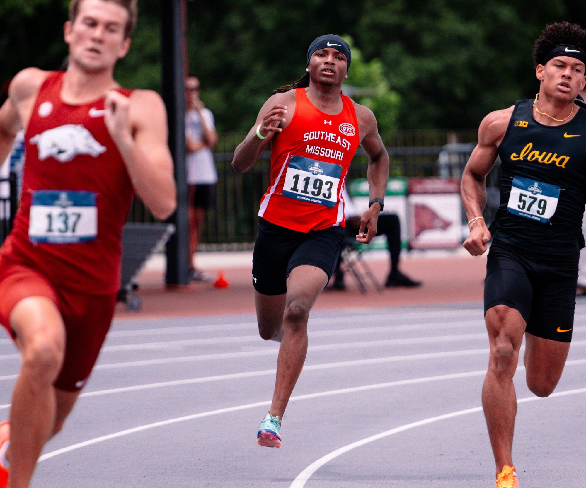 Jonas Davis turns the corner at the NCAA West Preliminary meet