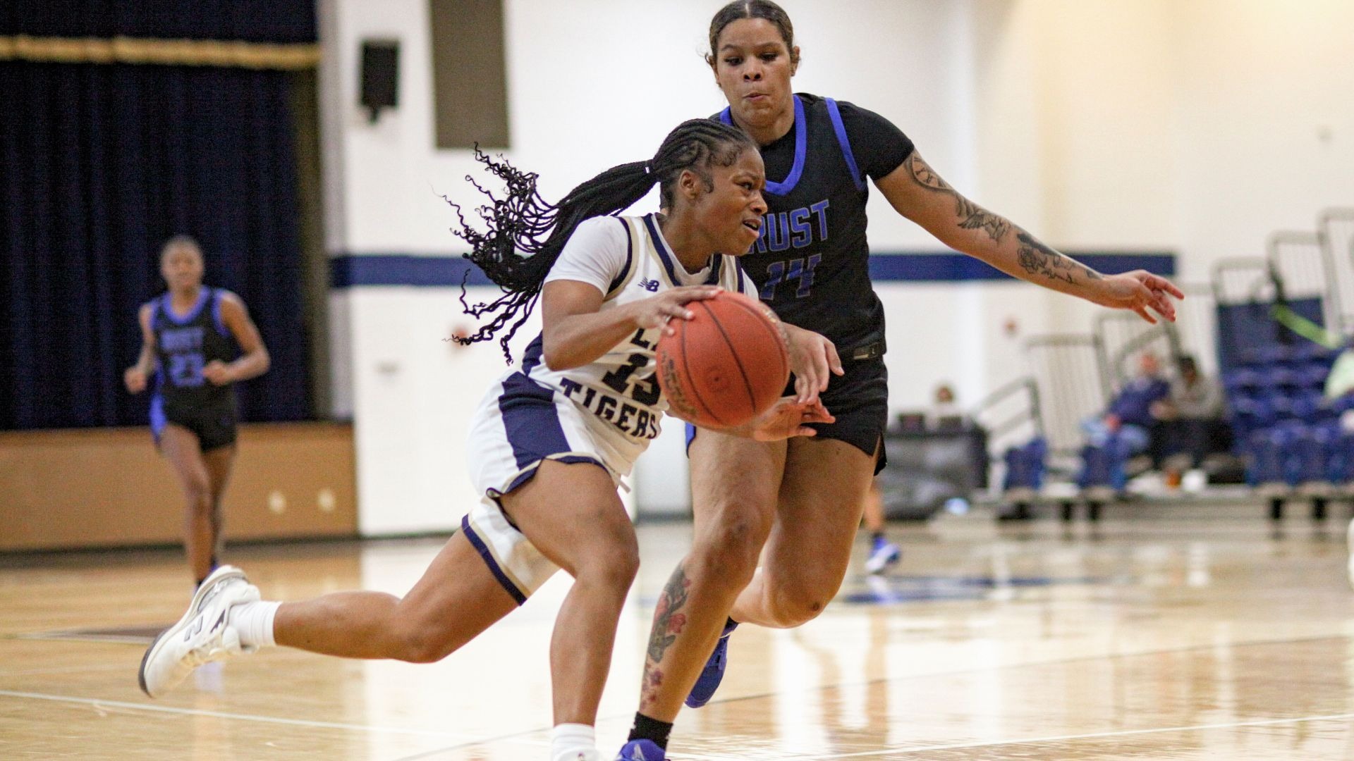 Jaida Minter with a tough drive against Rust