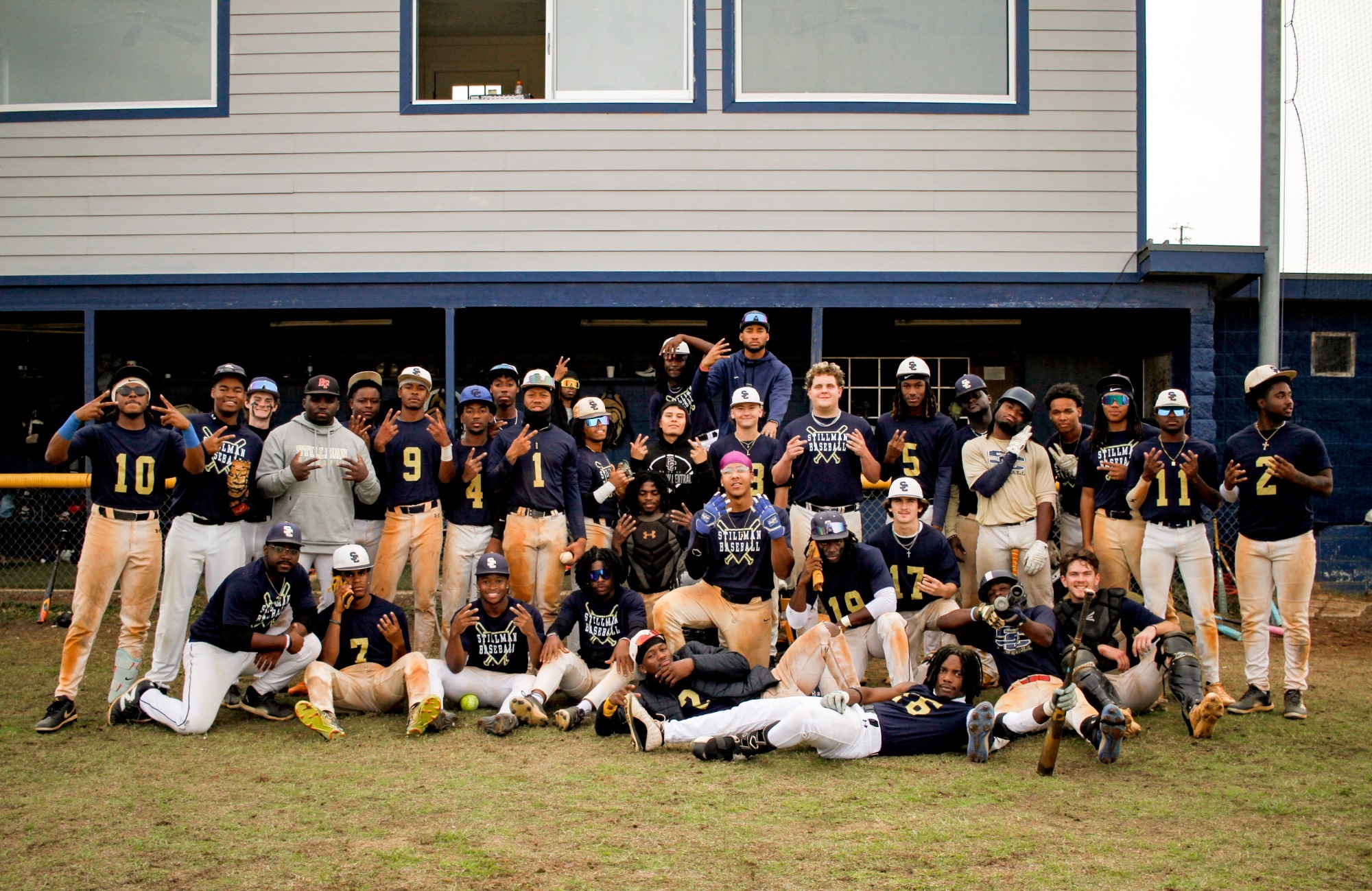 Baseball group photo at alumni game