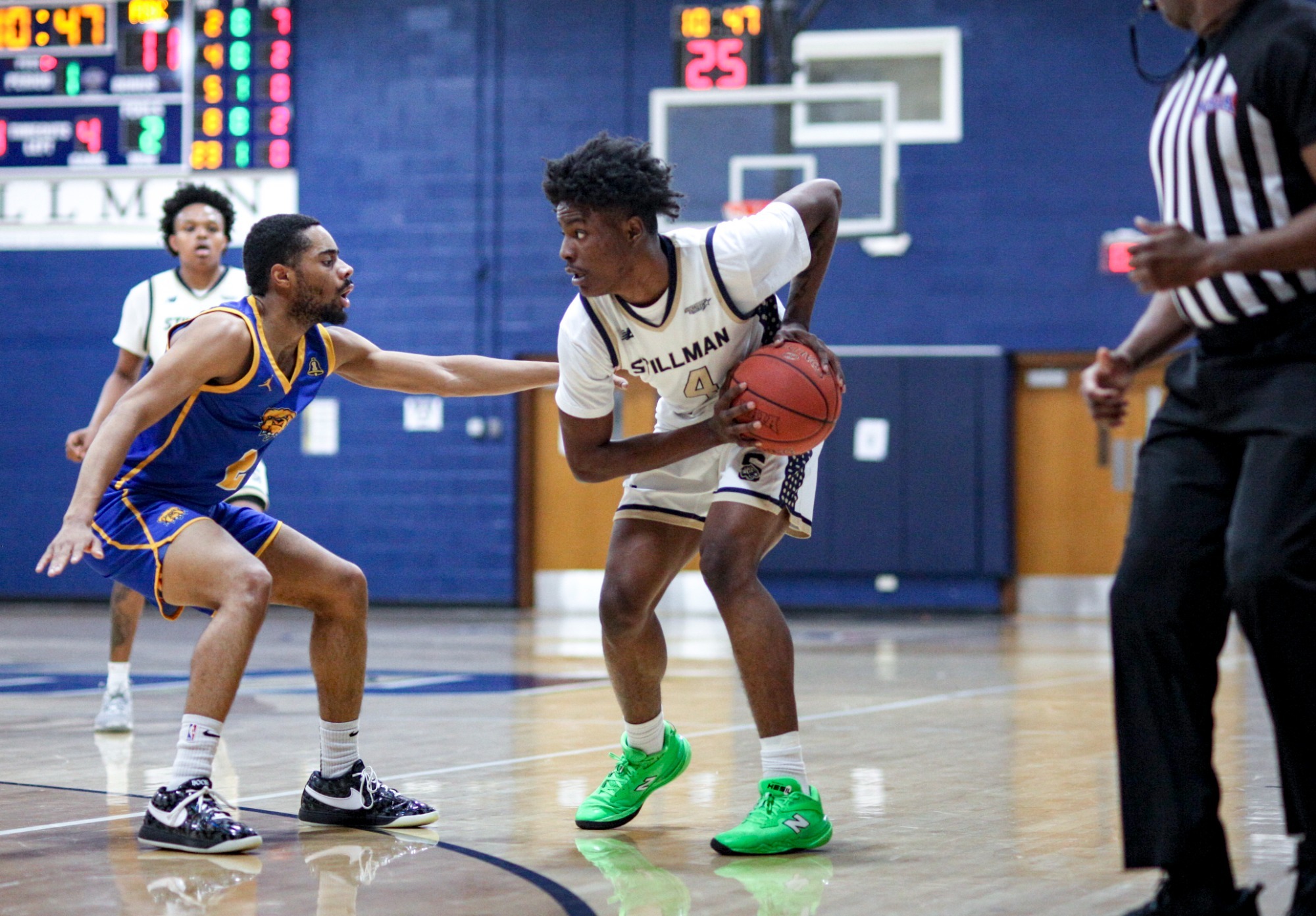 Dasean Sellers looking to pass the ball