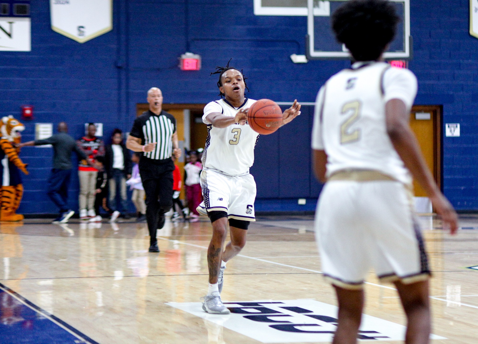 Brandon Howard passing the ball