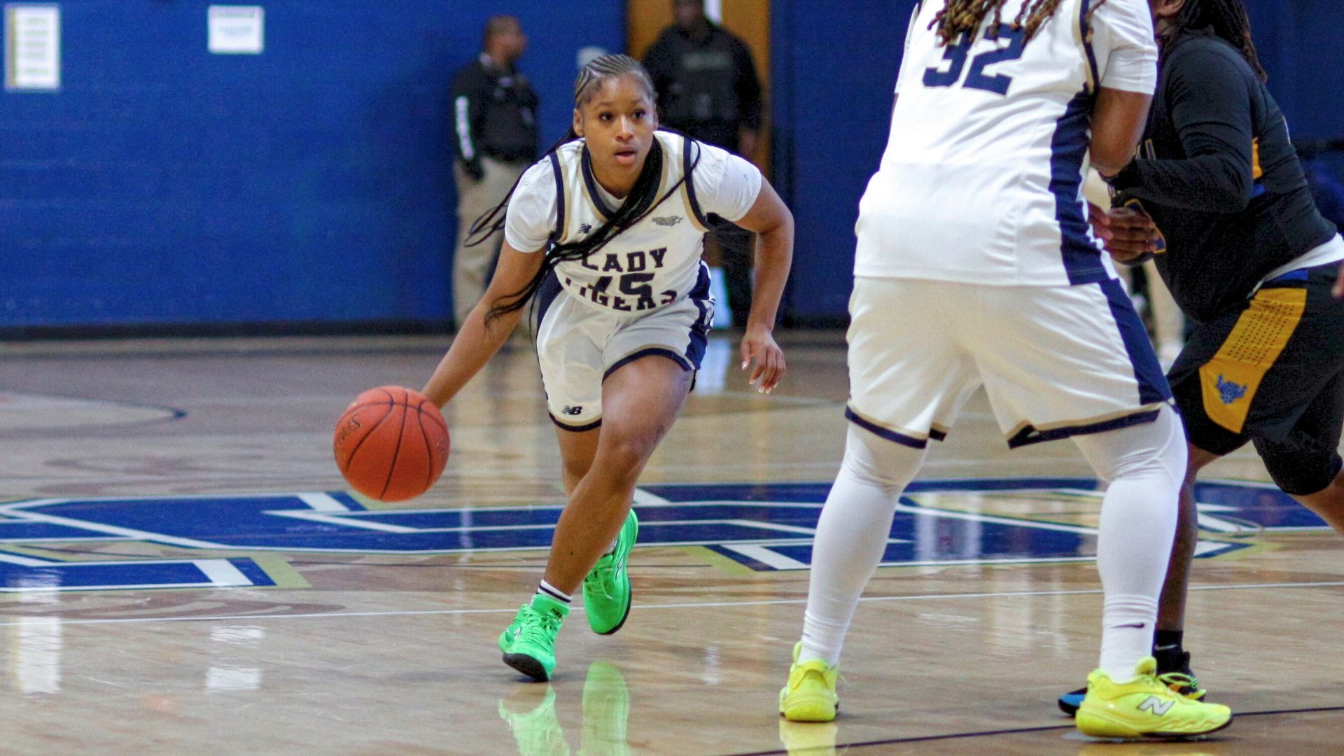 Jaida Minter driving against Maxwell