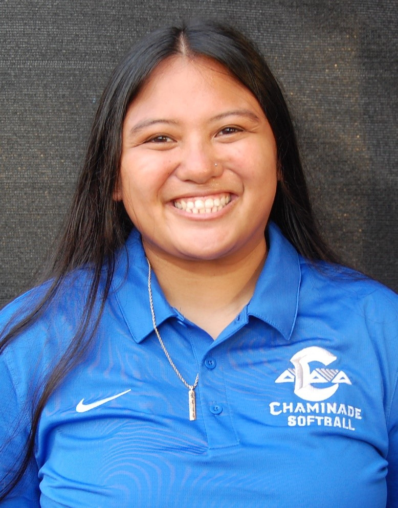 Assistant coach Jaeda Kumaewa-Cabunoc