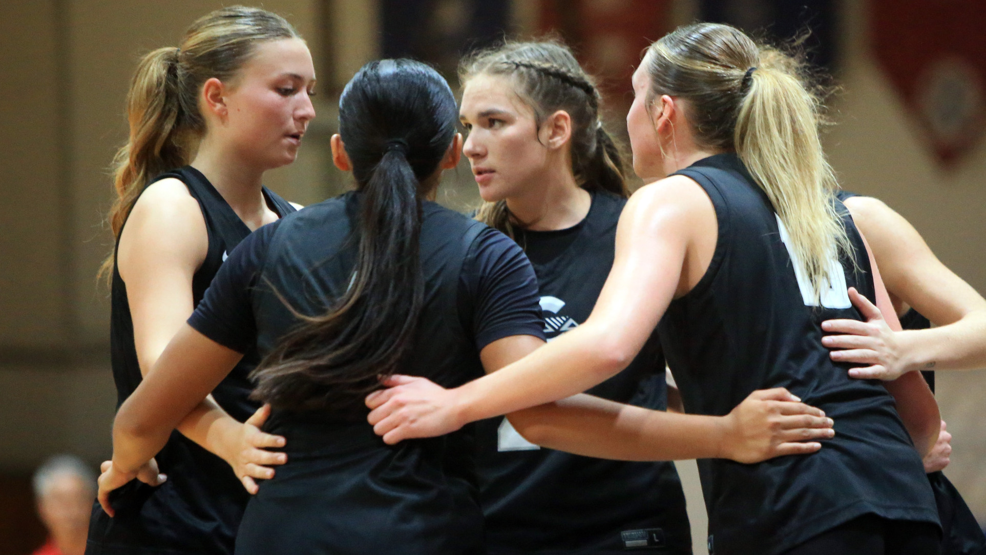 Team huddle vs. Hawai'i Hilo