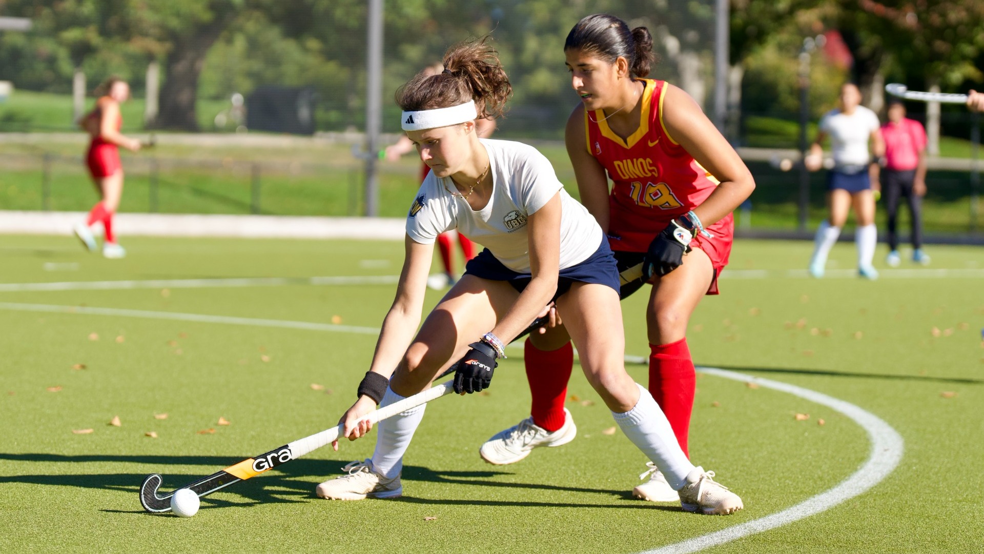 Laurien Bruijning controls the ball with a defender right behind her