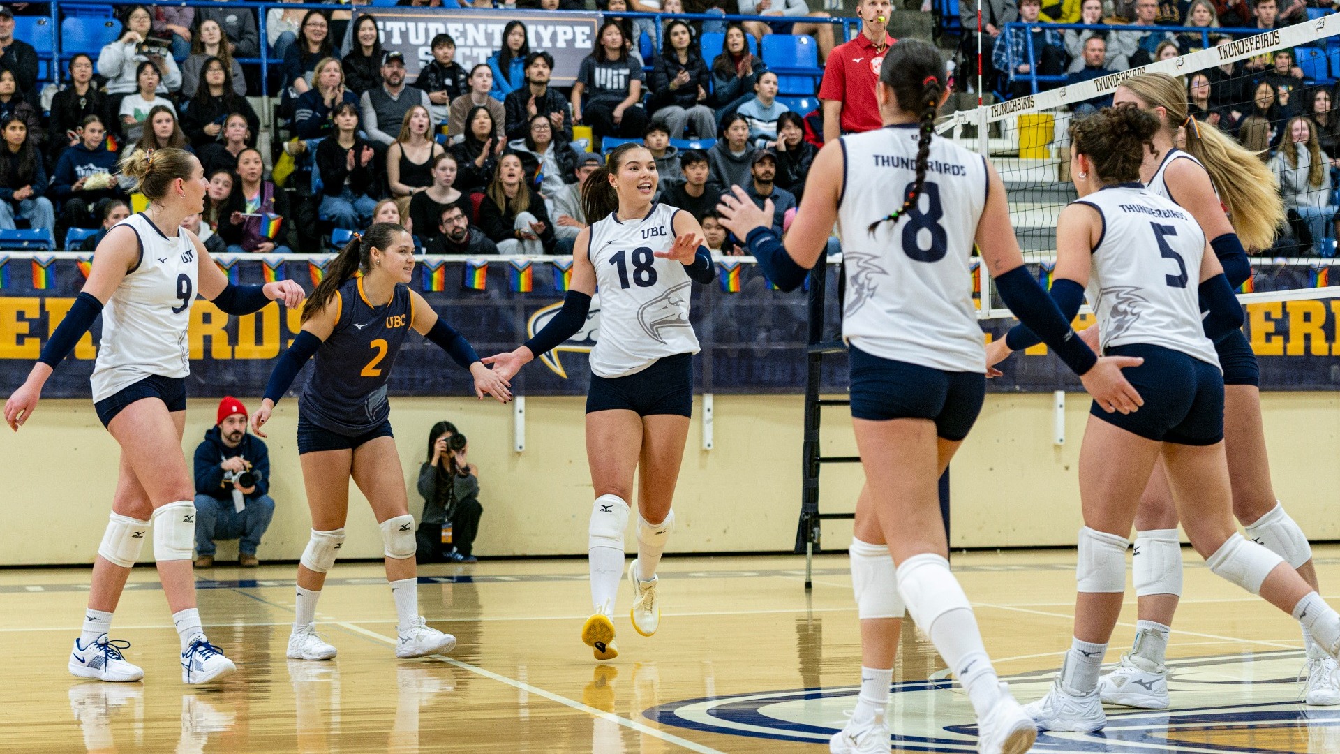 The Thunderbirds run towards each other for a huddle after a point