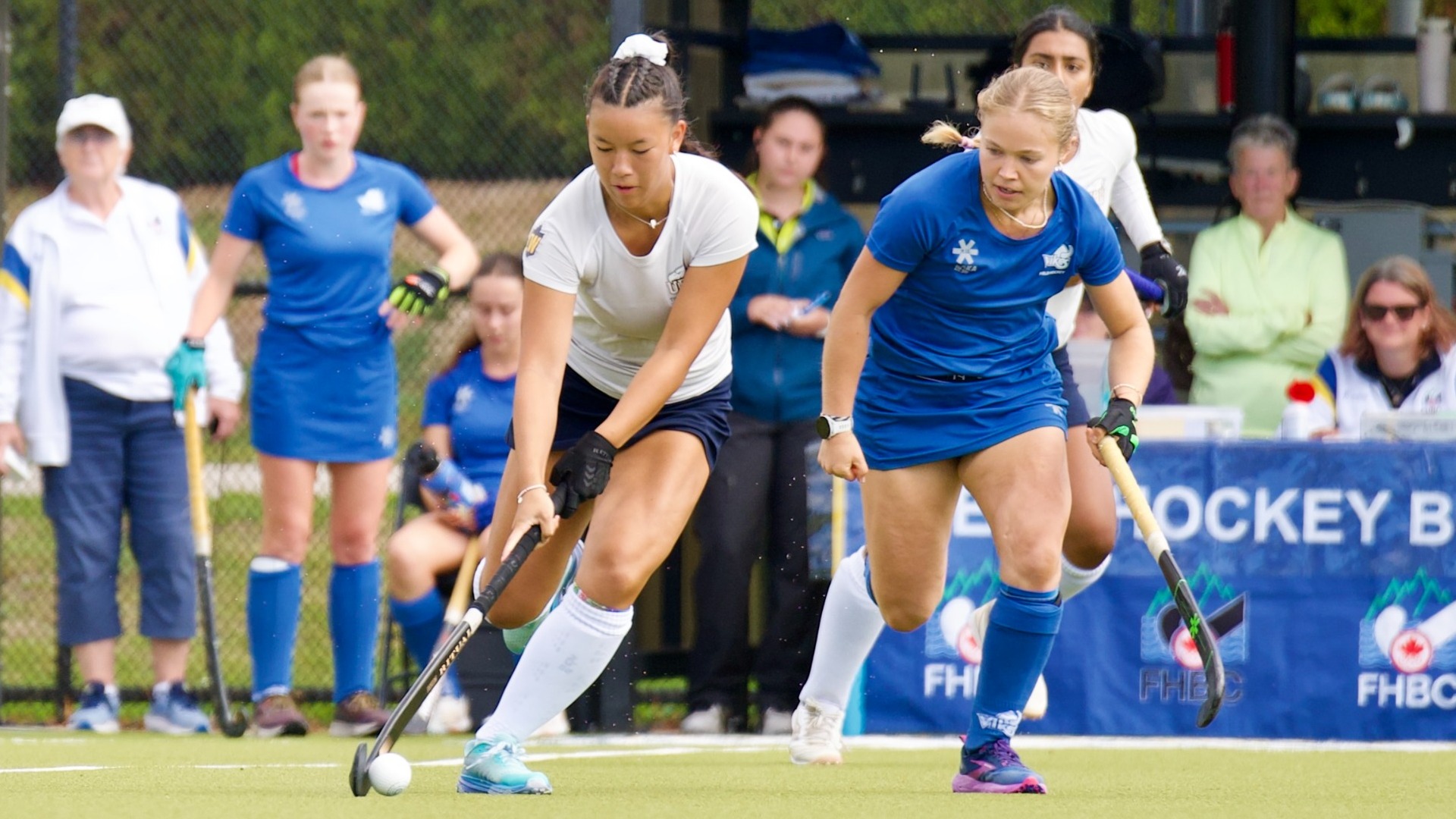 Sydney carries the ball forward while chased by a Vikes defender