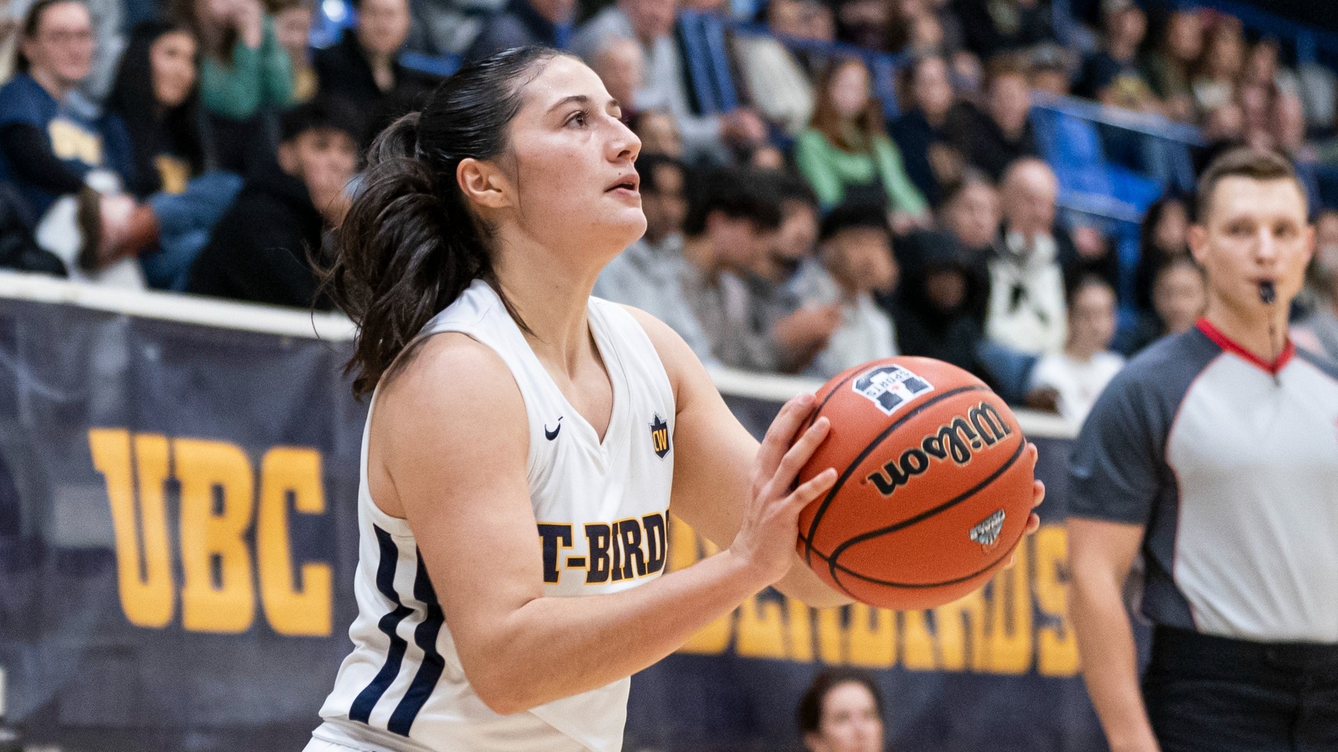 Sara Toneguzzi prepares to take a jump shot with the crowd behind her