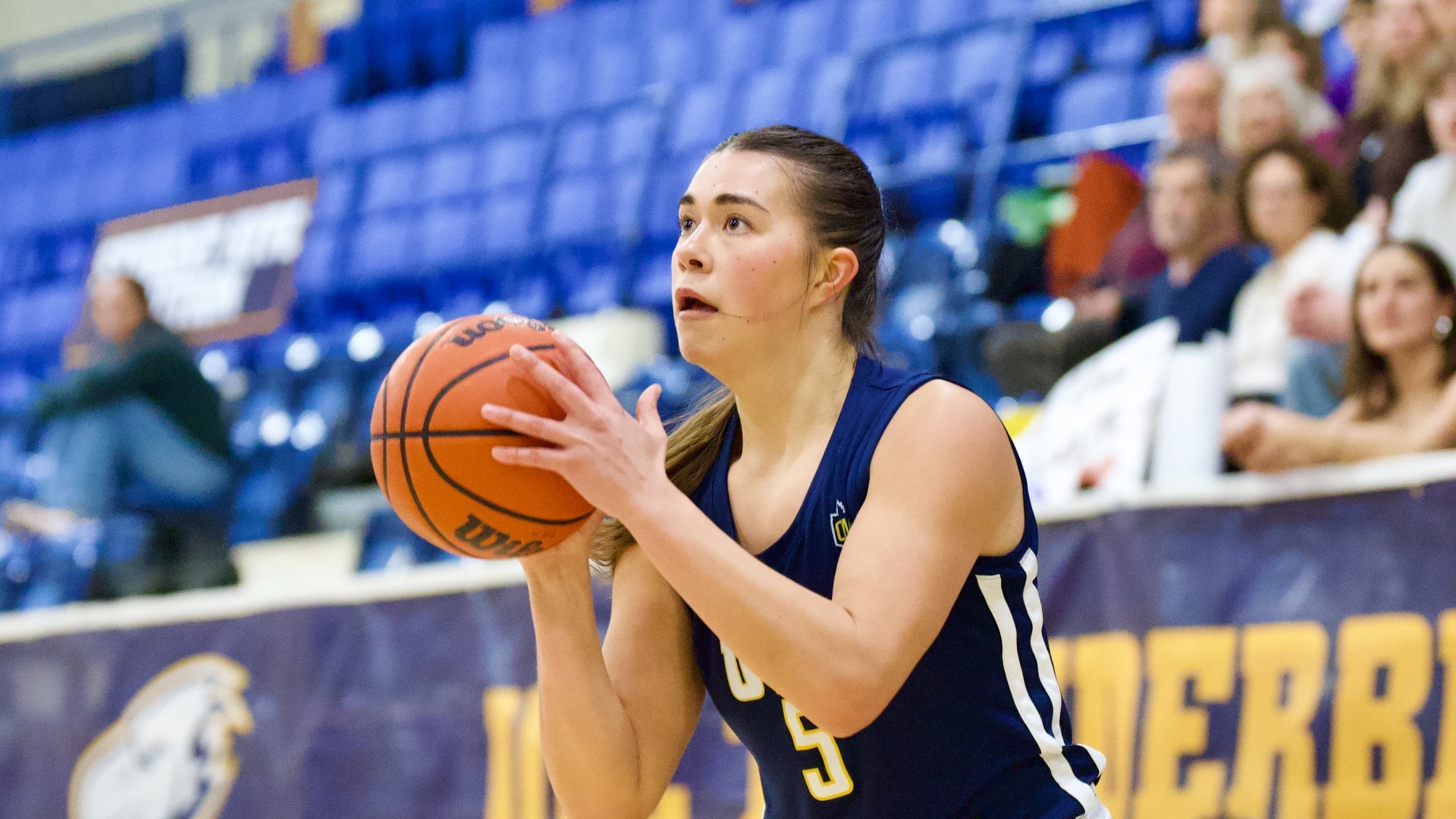 Jaeli Ibbetson prepares to shoot a jump shot with the crowd behind her