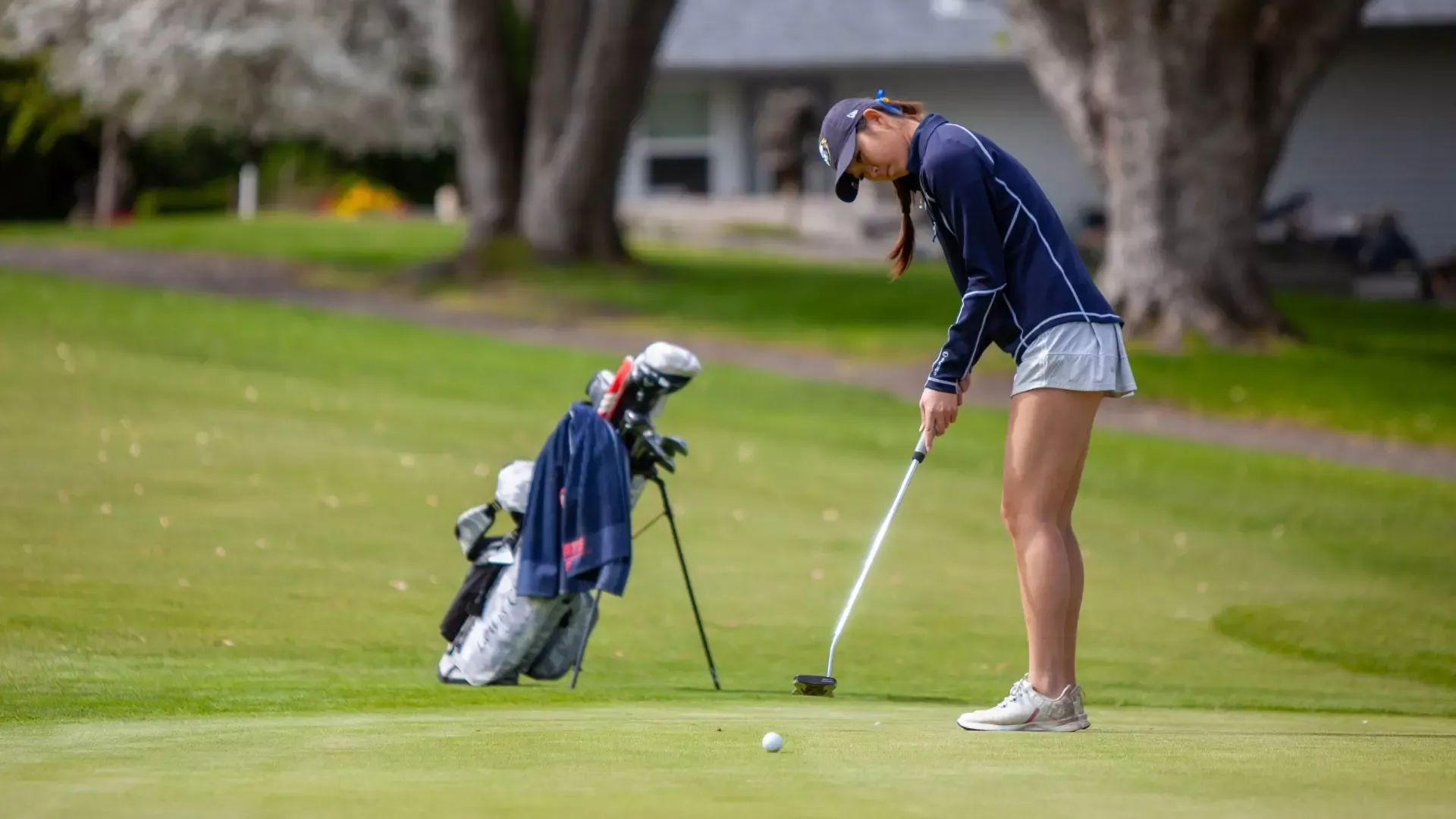 Sarah Yang hits a putt from the edge of the green