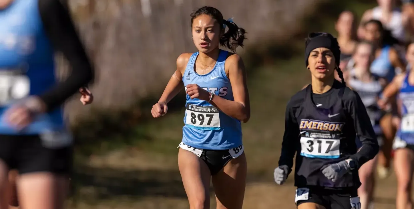 Zoe Margolies at the front of the pack with Liz Donahue in the foreground.