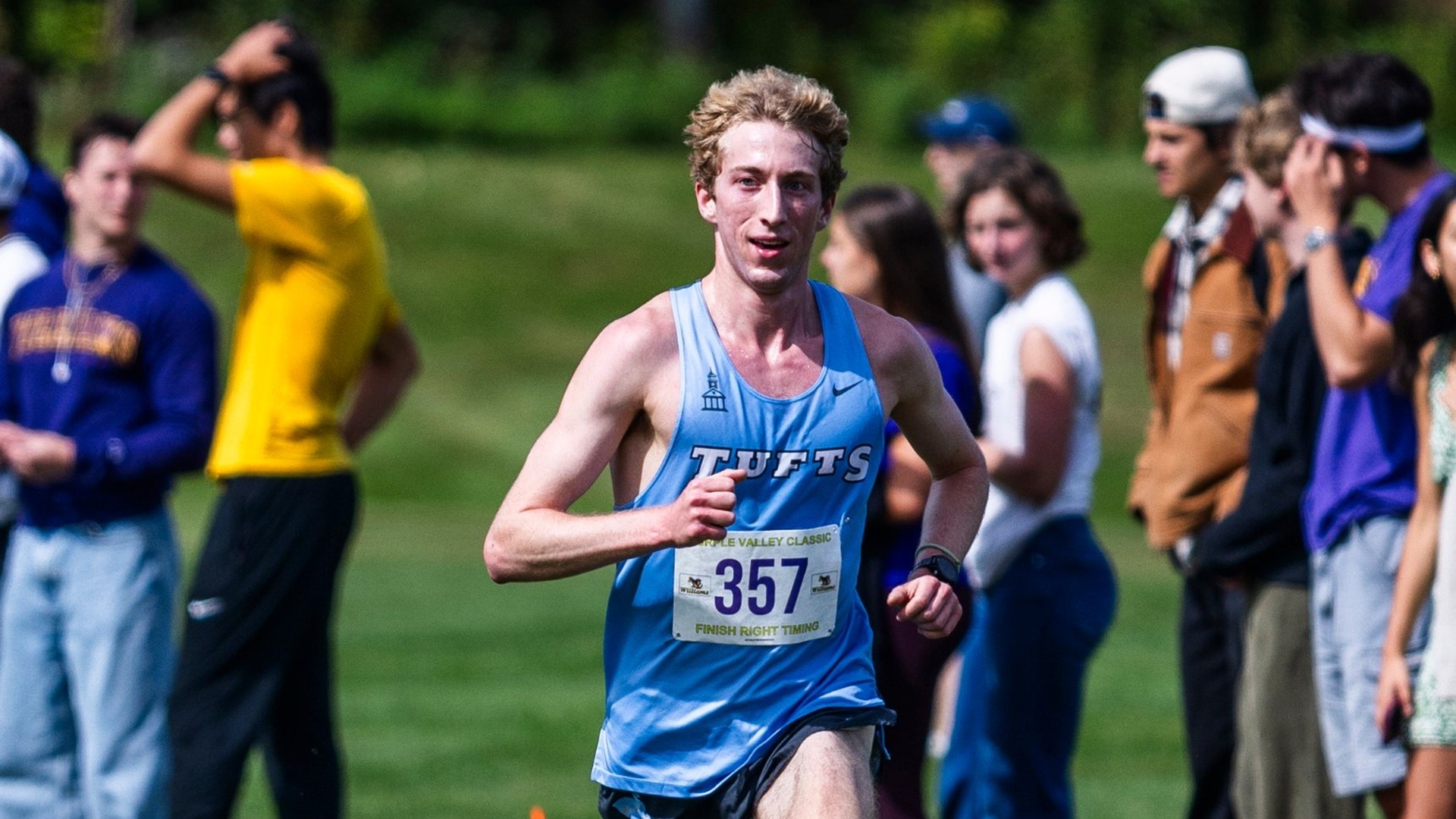 Jonah Reisner runs for the Jumbos during the 2026 season.