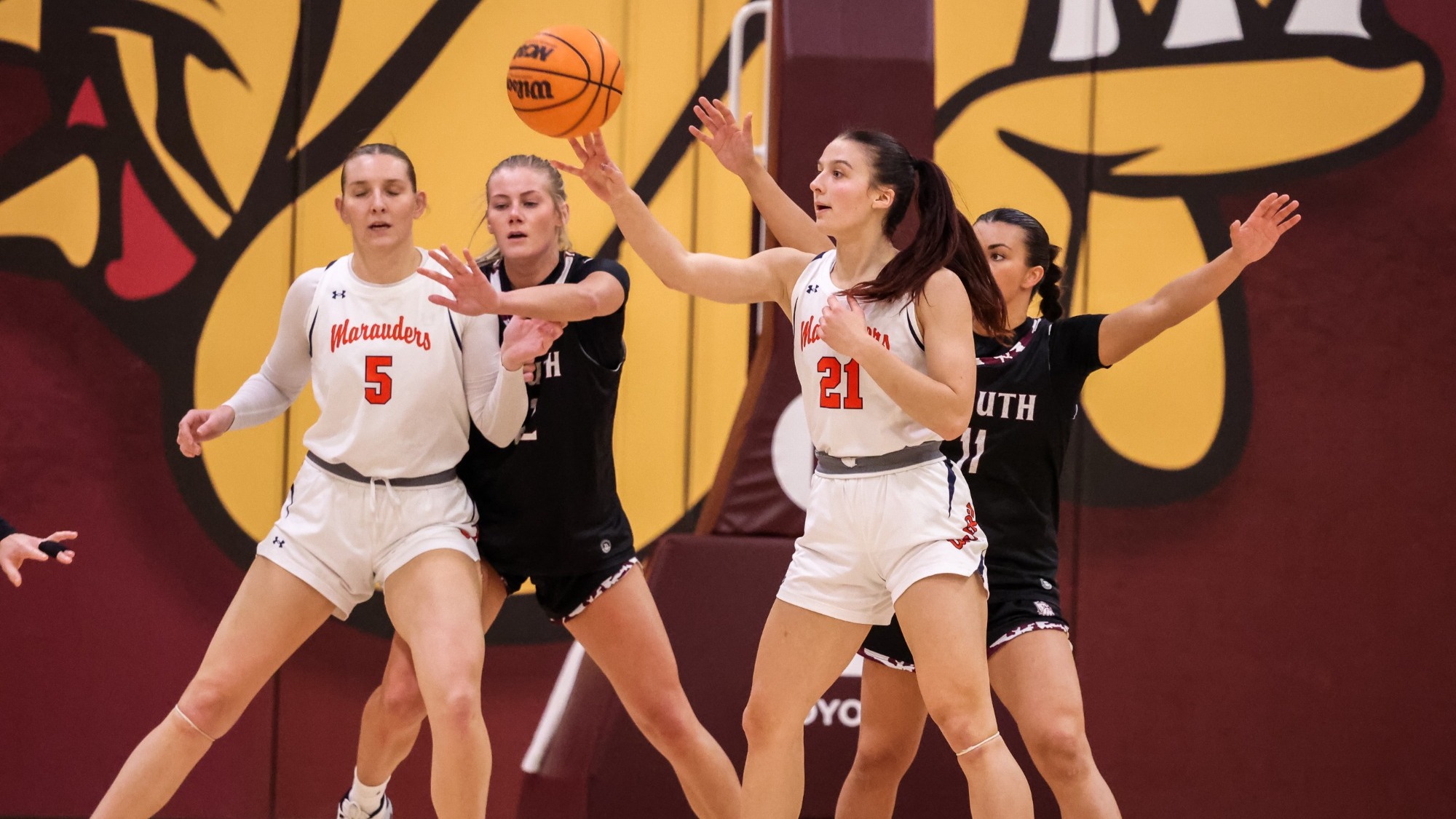 Anna Lenzen moves the ball
