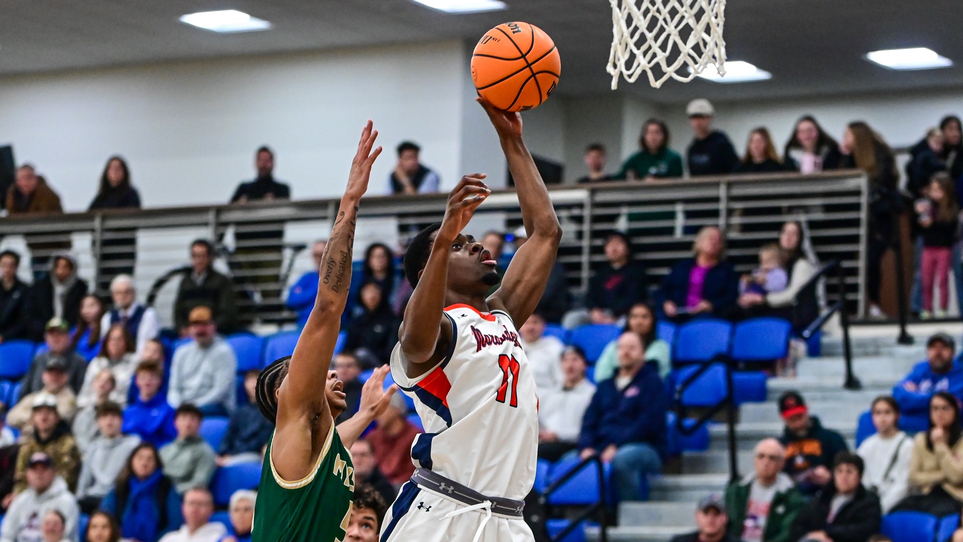 Tshawn Bois flies to rim