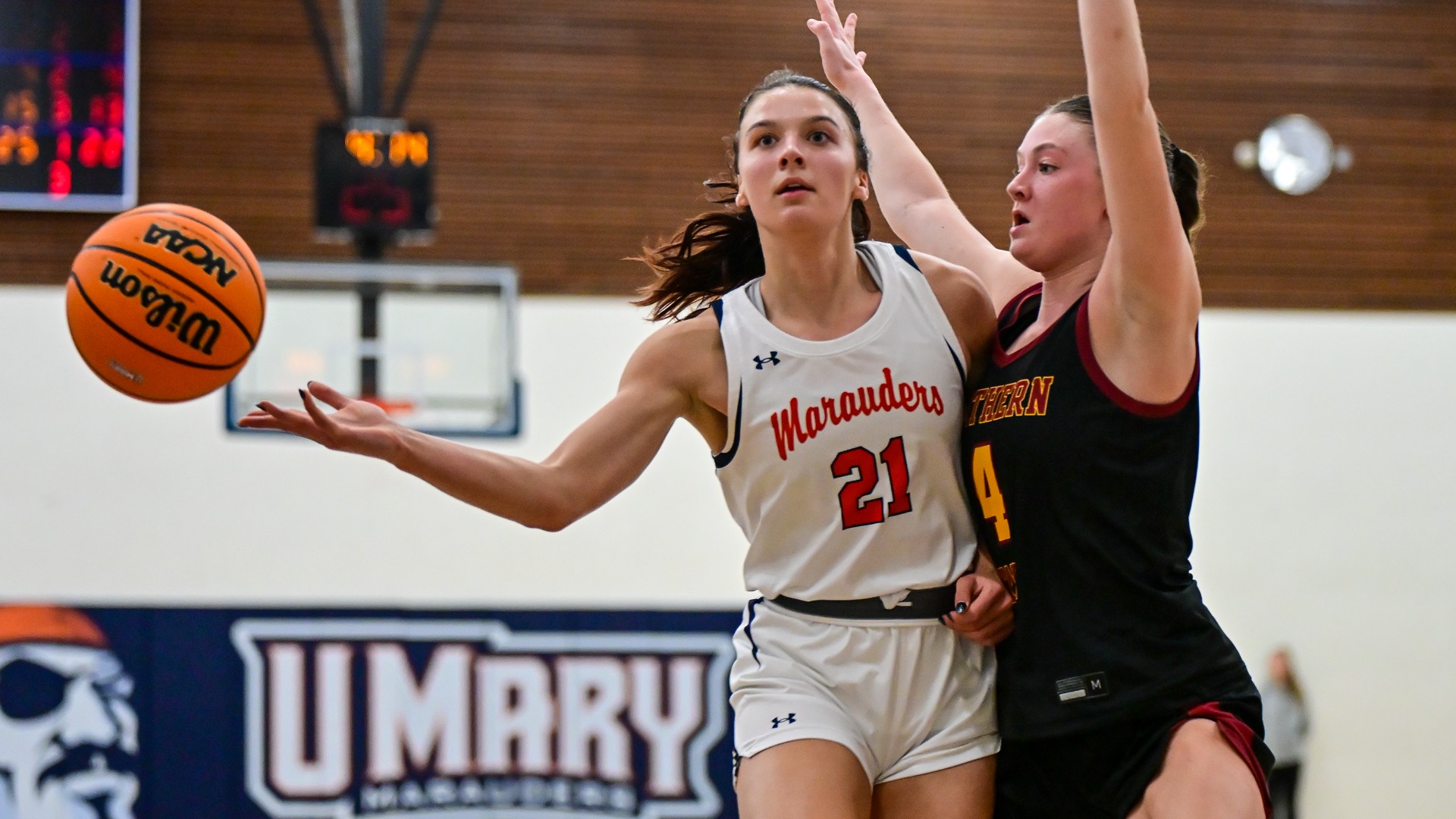 Anna Lenzen no-look pass