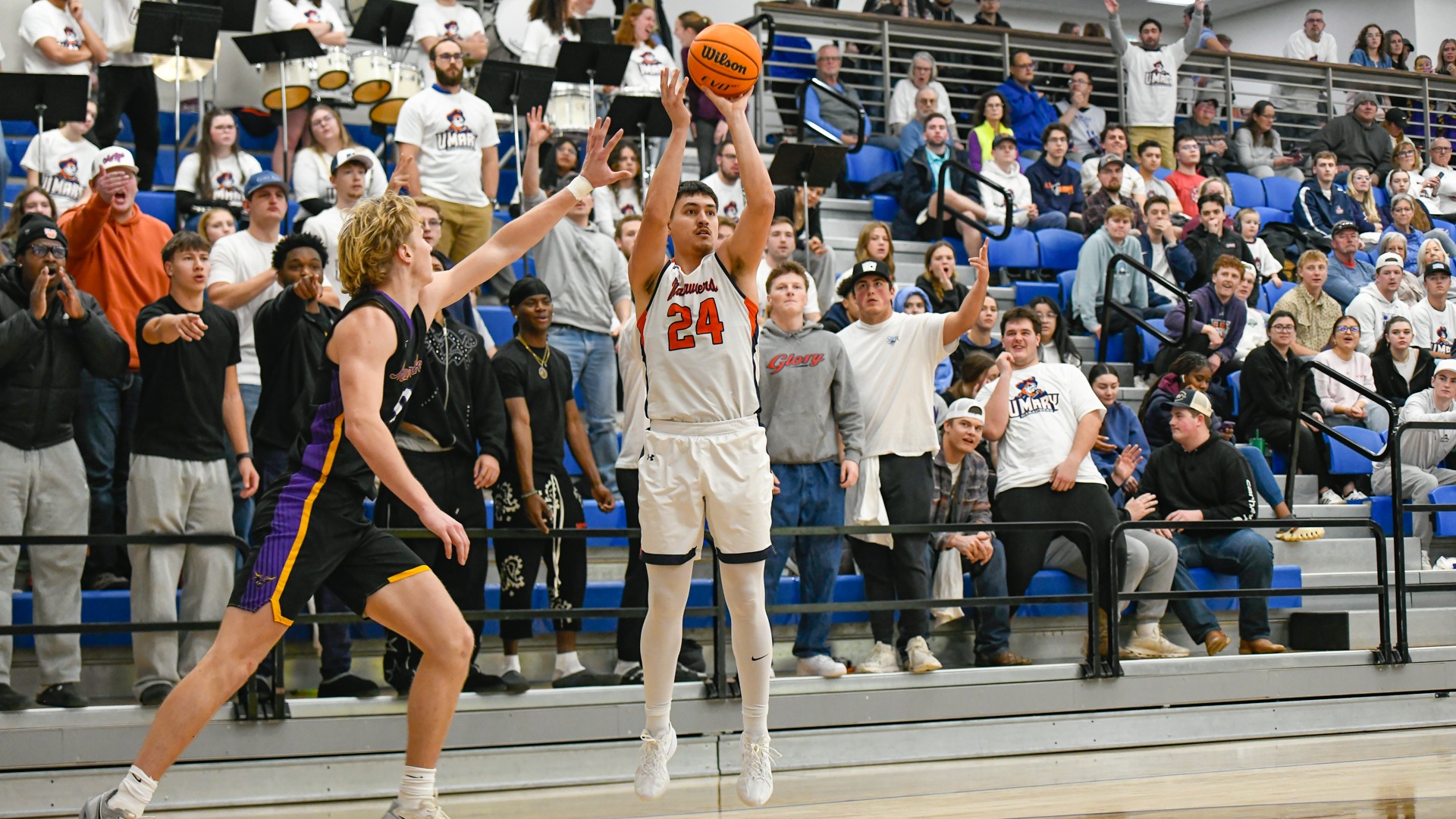 Cayden Redfield fires from deep