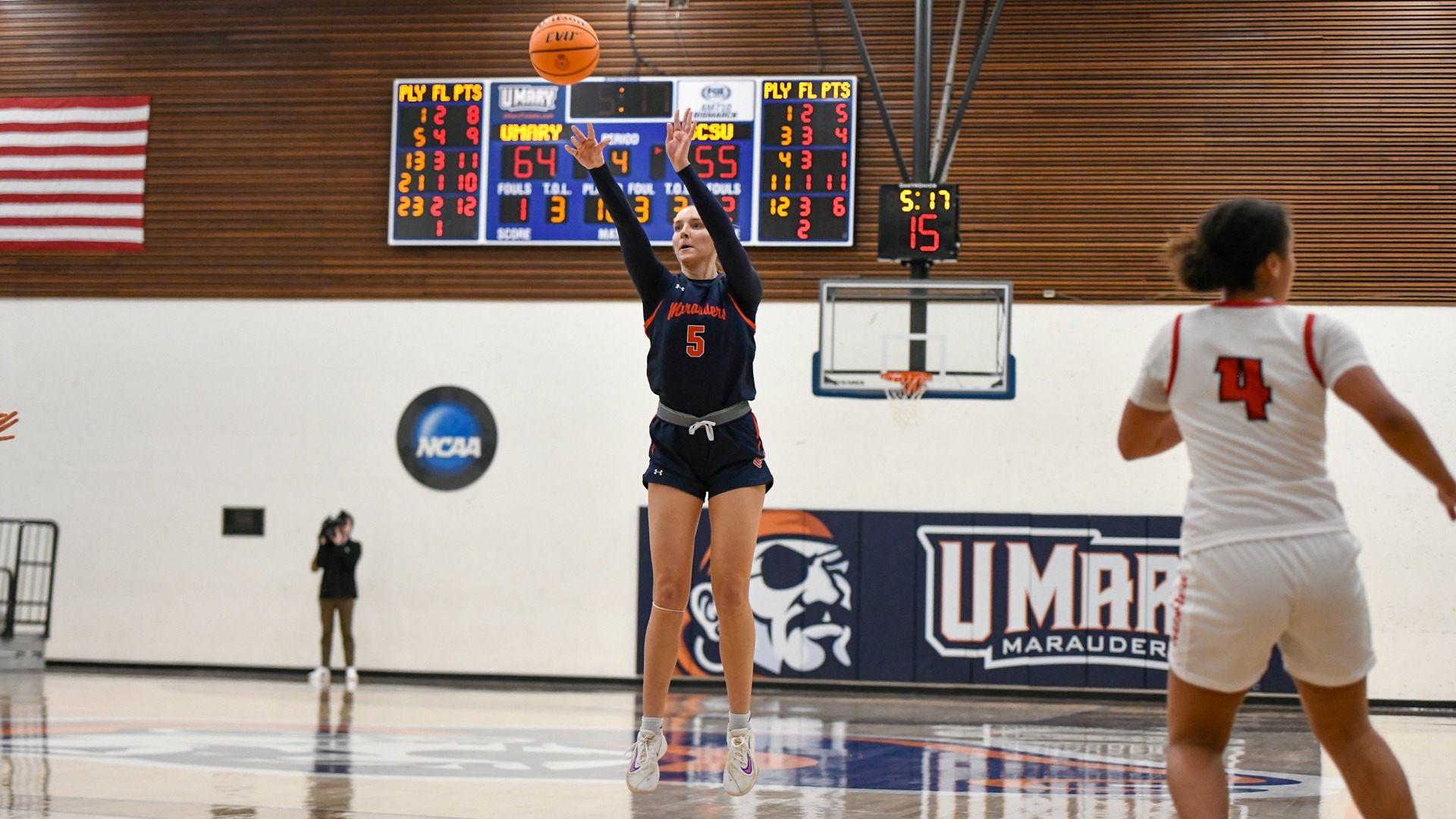 Undlin jump shot against SCSU