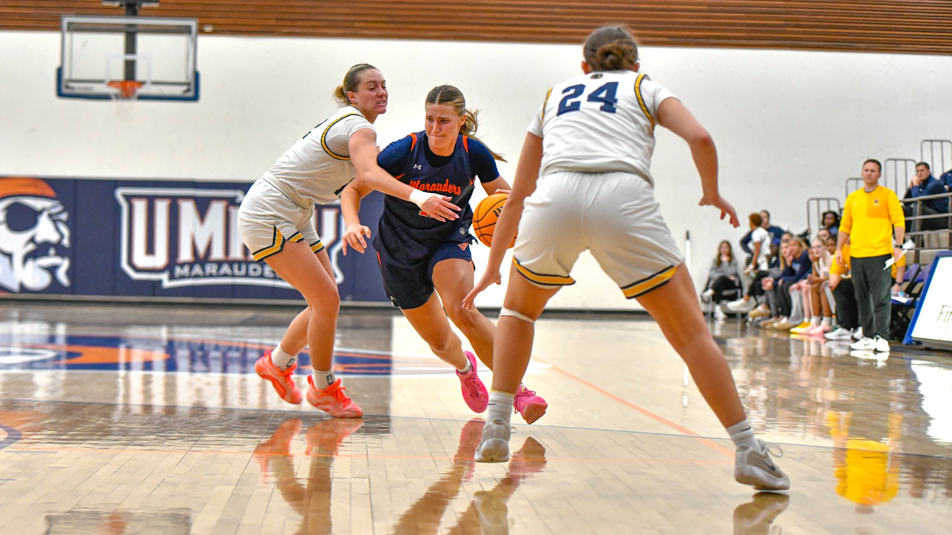 Chloe Pfau drive against AU