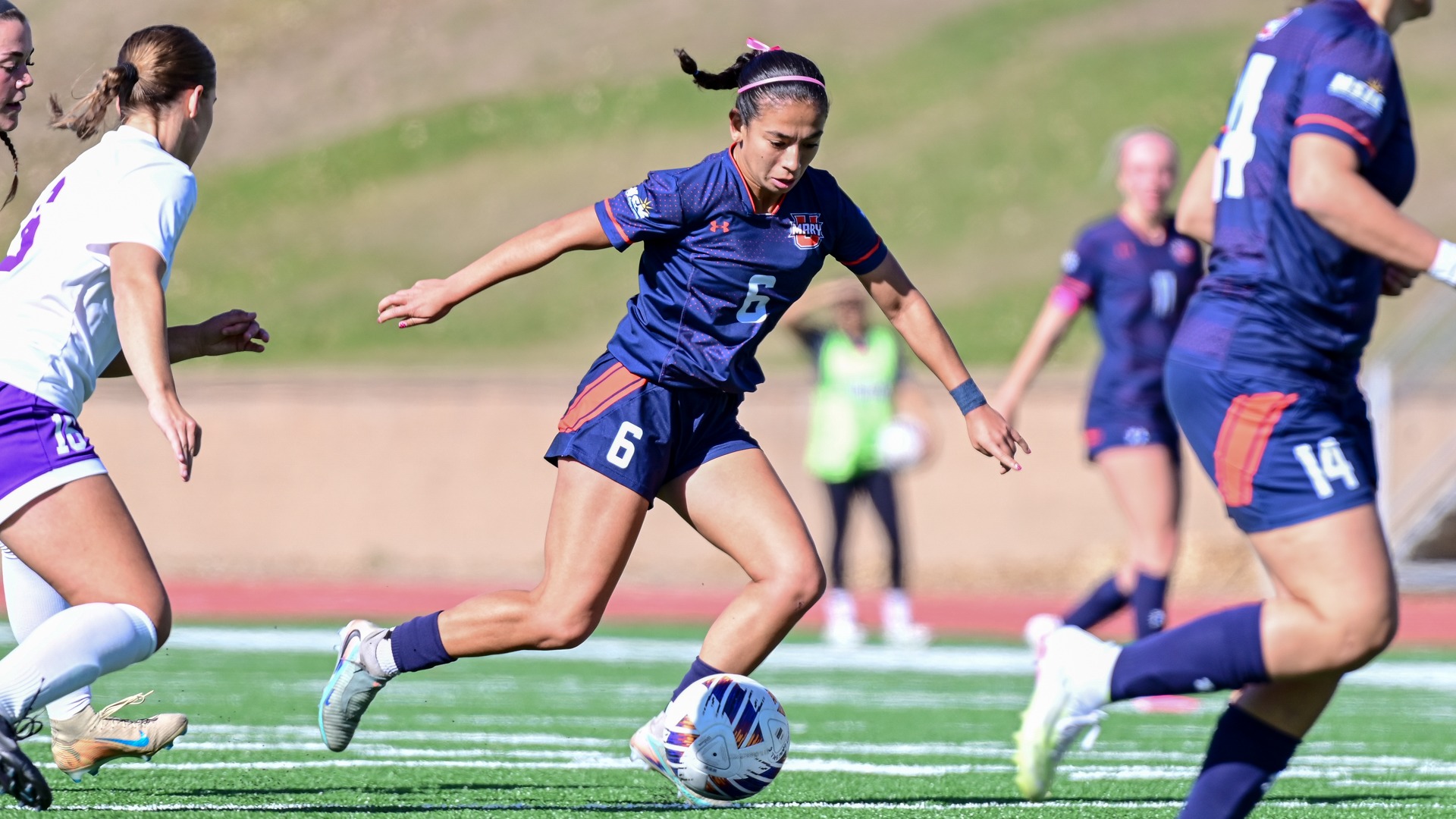 Dina Polanco moves the ball