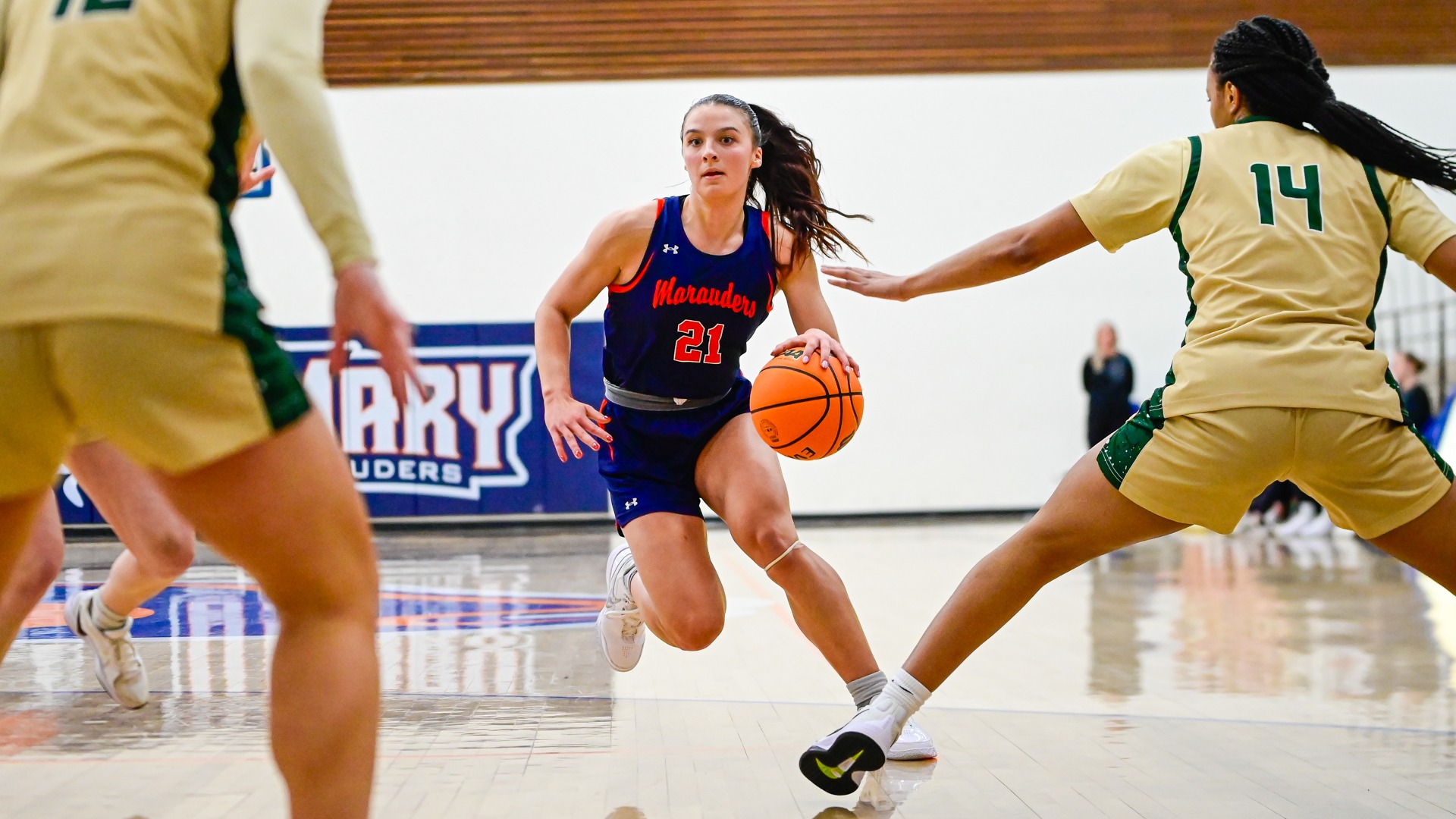 Anna Lenzen dribbling through defenders