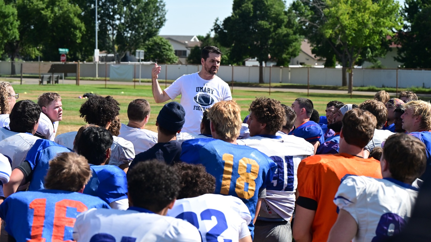 Shann Schillinger address team after day 2 practice