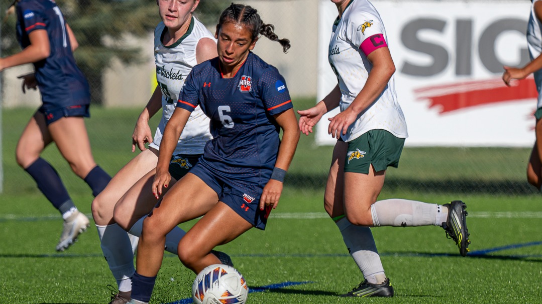 Dina Polanco takes the ball