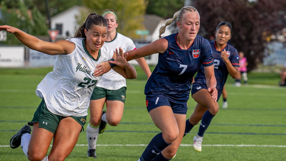 Harlee Peltz fights for ball