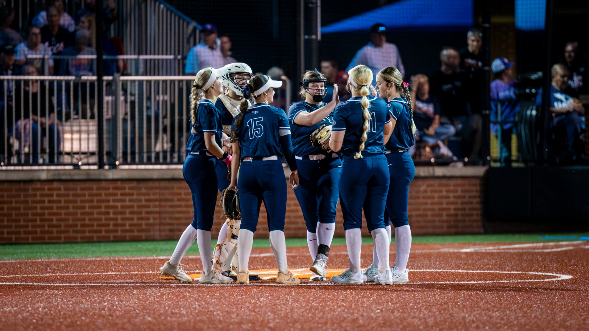 20250926_SB_Fall_vs_UE_huddle