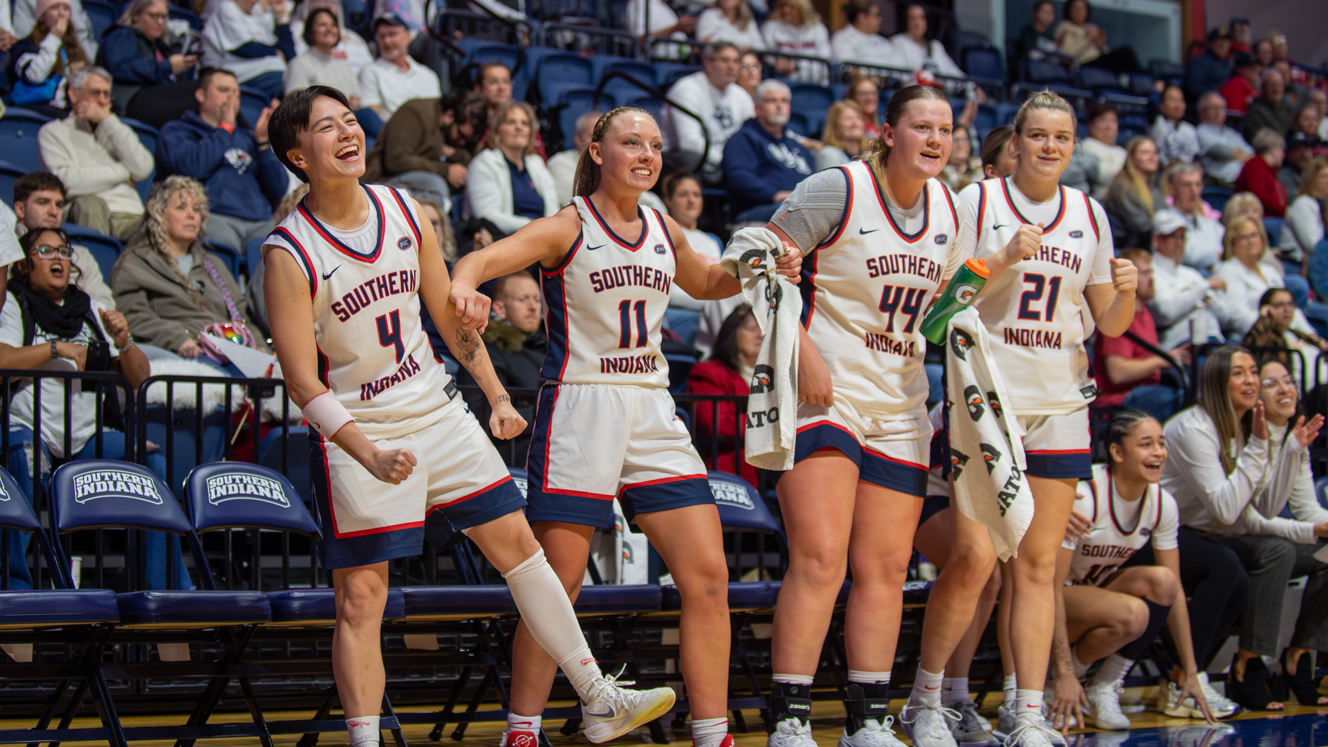 20260122_WBB_vs_EIU_bench_celebration