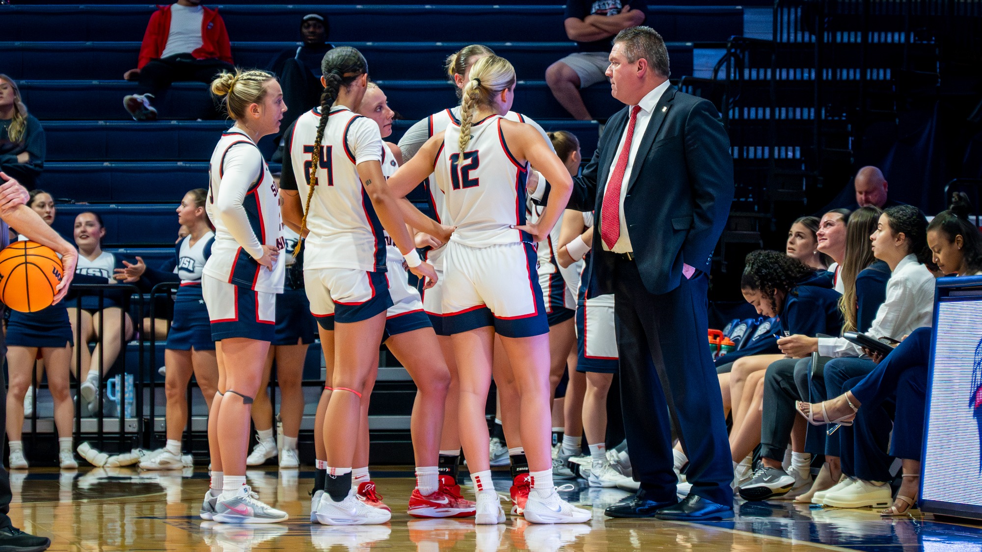 20260108_WBB_vs_SEMO_huddle