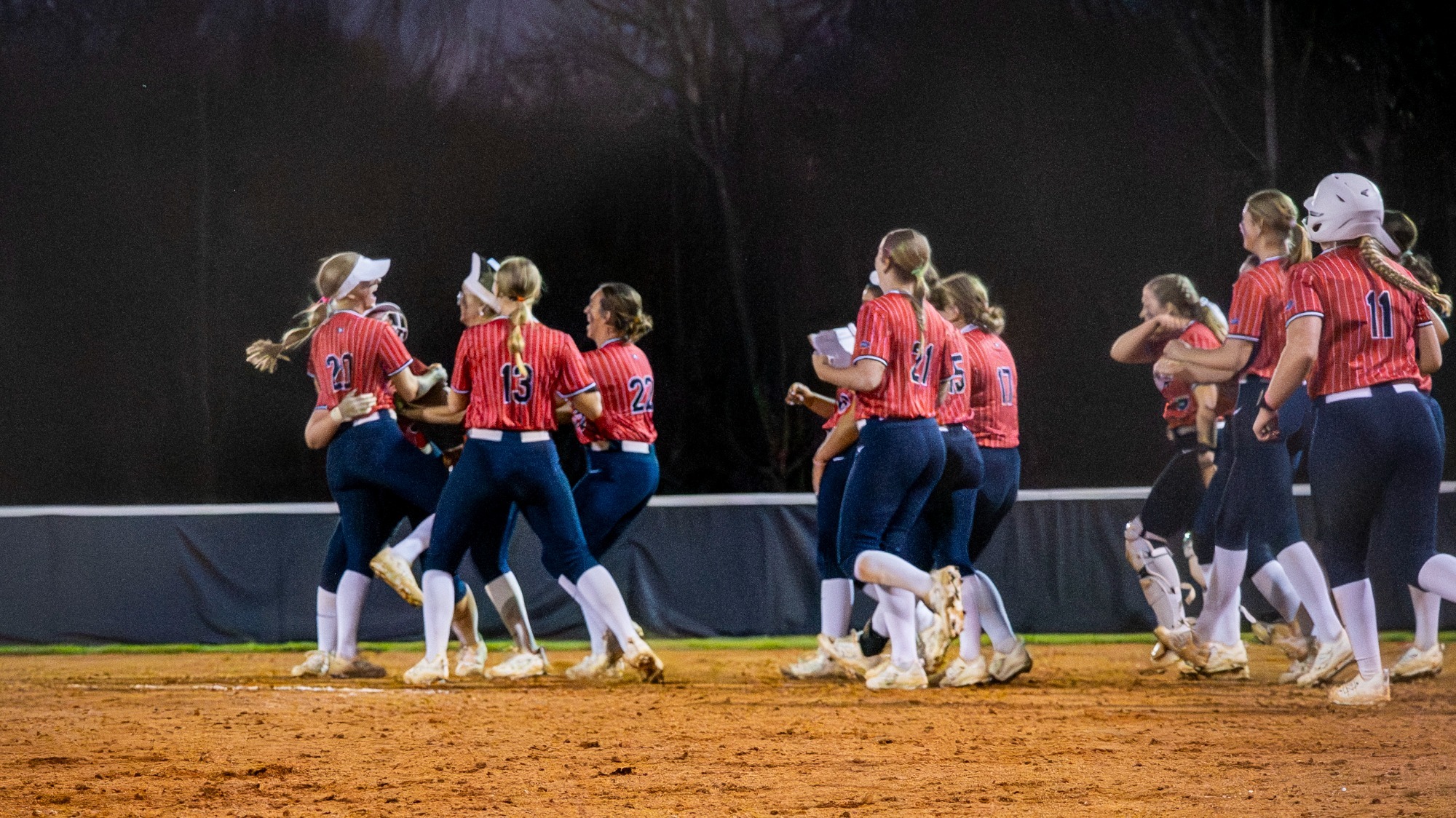 20260308_SB_vs_TSU_walk-off_celebration