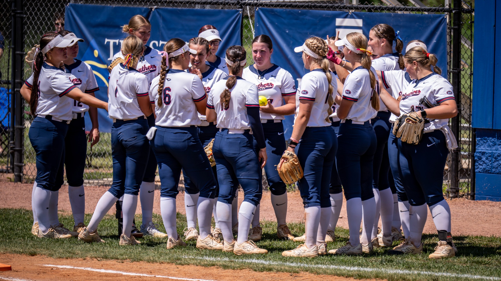 20260426_SB_vs_EIU_huddle