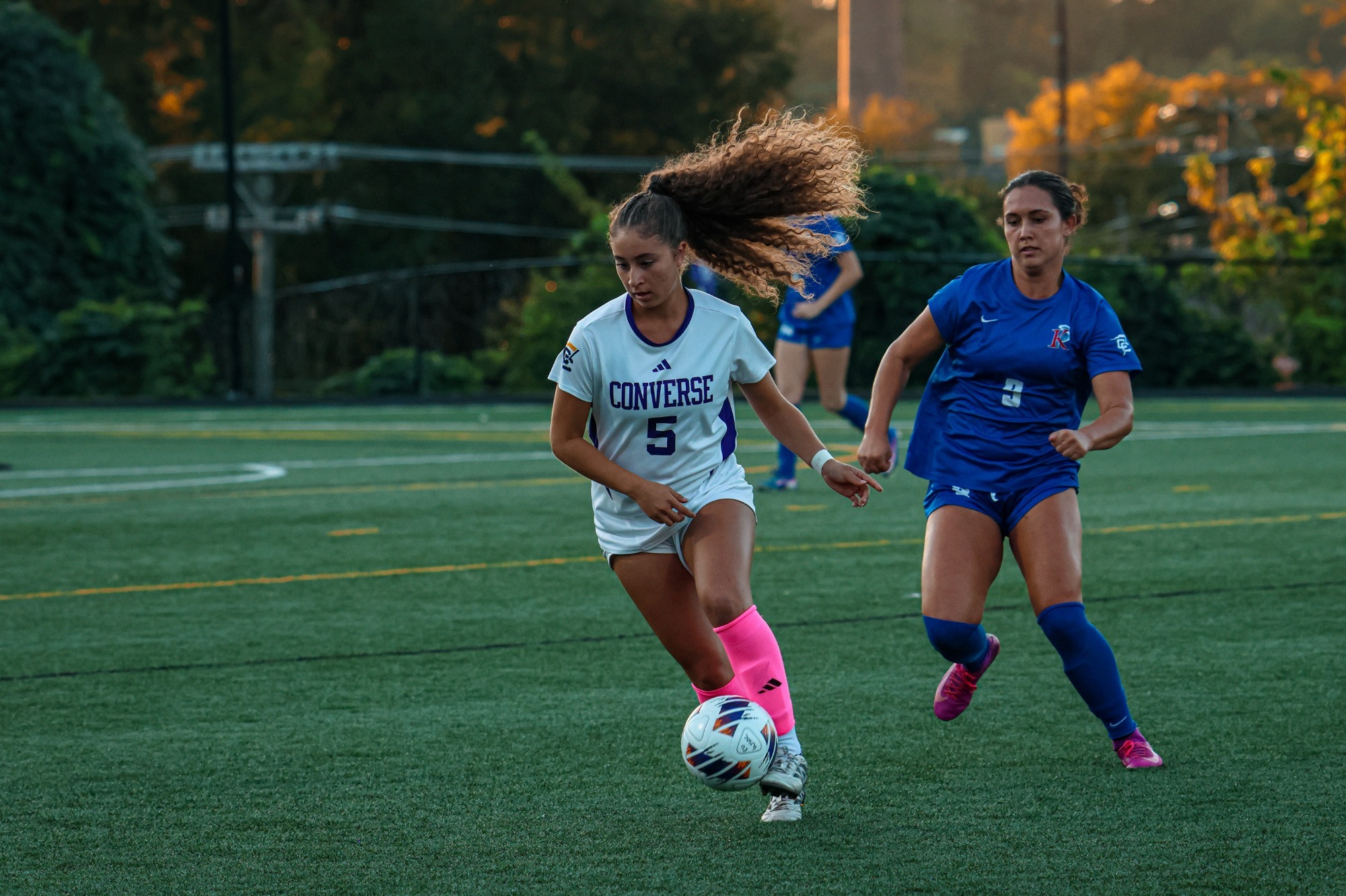 Shelí Bershadski dribbles the ball against King 